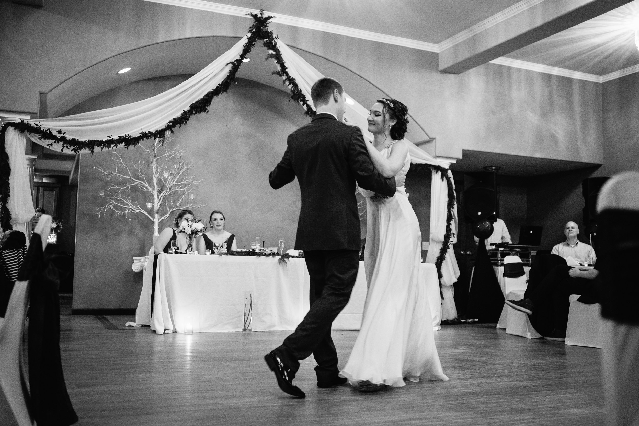 RobinMalloryWedding_CakeAnd1stDance_-20blackandwhite.jpg