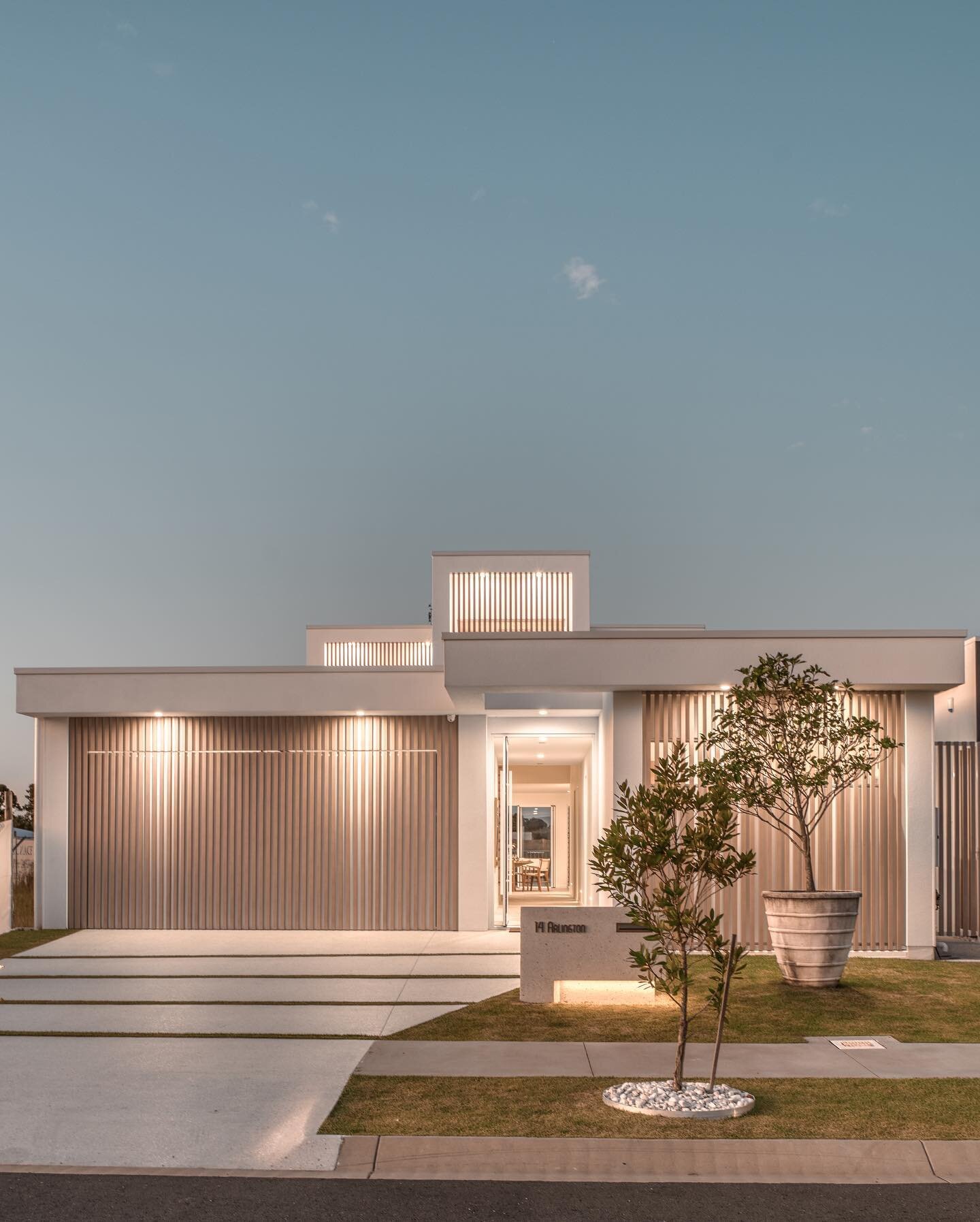 Our beautiful Display home right on dusk | PELICAN WATERS 

__________

Imagine arriving home to this | DREAMY 🤍

___________

Our display home will be open all weekend from 10am - 4pm | we look forward to welcoming you 🙌🏼

__________

#qldbuilt #