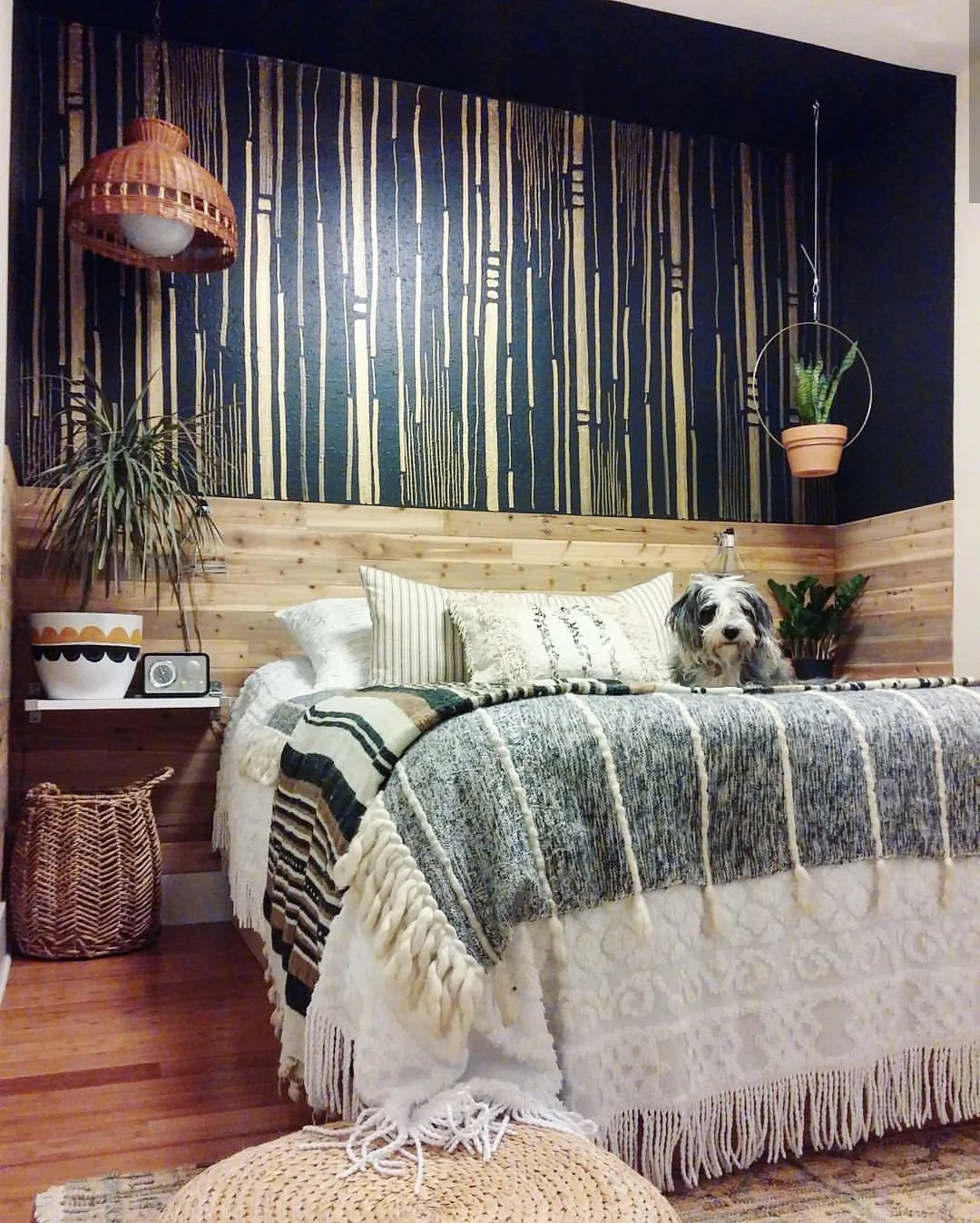 The stripes on this wall were drawn with a paint pen. Just a few simple lines of different widths.