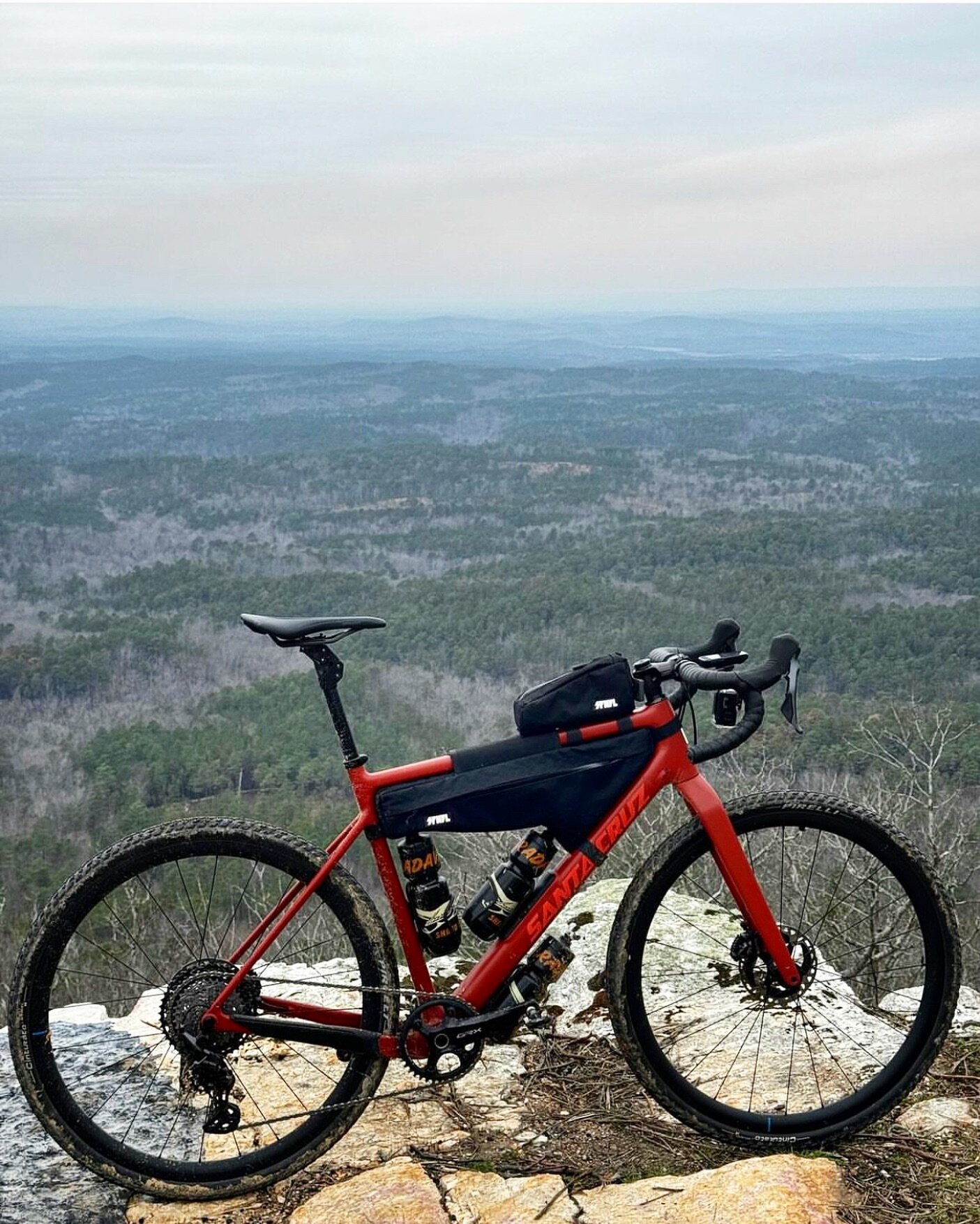 Oh just a radass @santacruzbicycles Stigmata screaming from the top of a mountain how gussied it is with Spindle Baggos!

📸 by @alexworthy