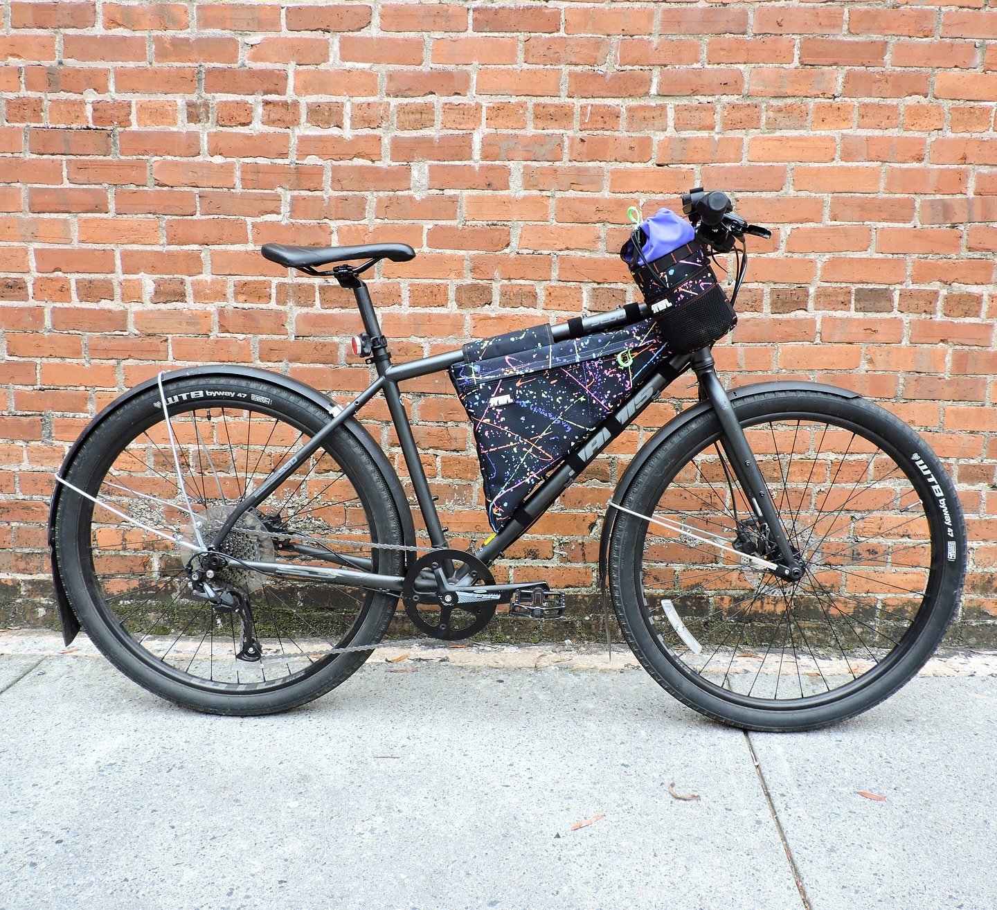 Rowdy @jamisbikes tourer gussied up with a Wedge Bangah and 40oz Crushah in Laser Tag Colorway! Sure to turn heads while making heads turn..