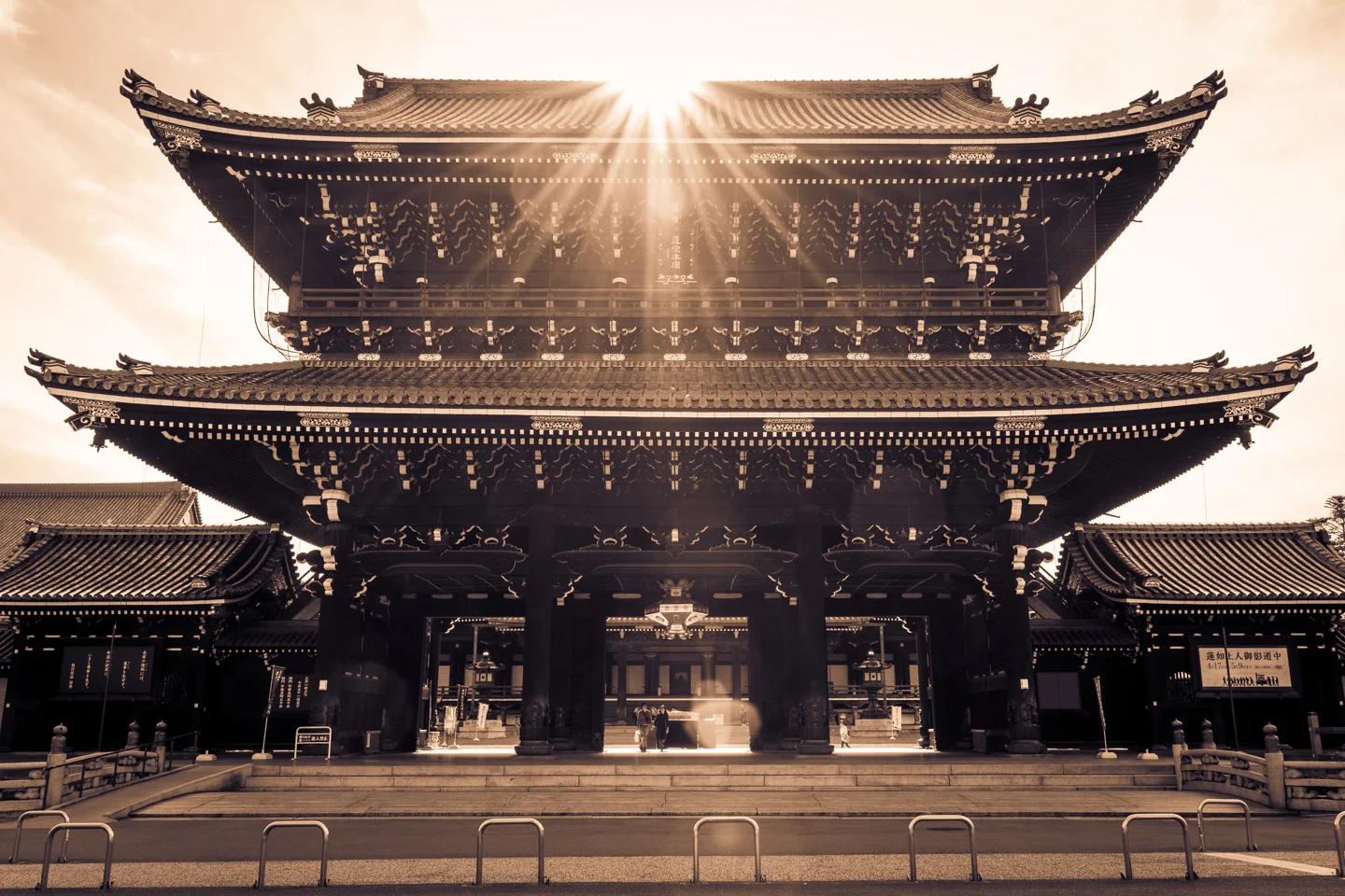 CRH_2019_HIGASHI_HONGANJI_TEMPLE_ENTRANCE_730423.jpg