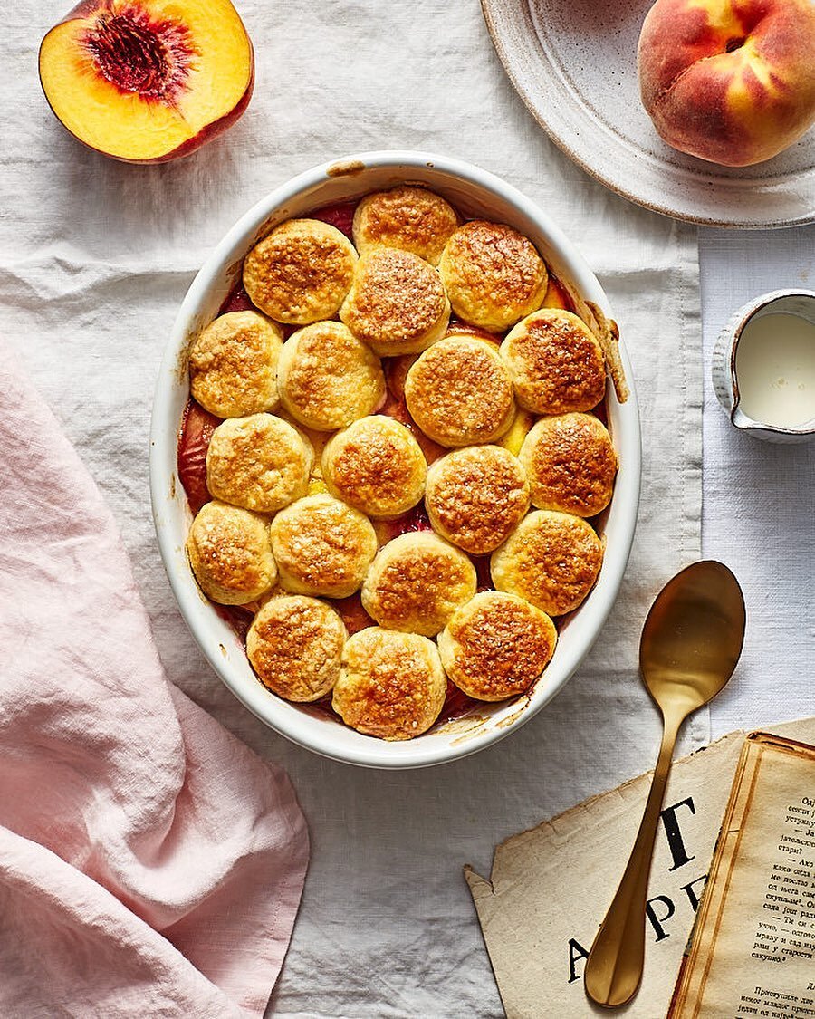 Peaches and biscuits are always a wonderful combination for a tasty summer dessert ❤️ For this peach cobbler for the topping I used a recipe from @csaffitz @bonappetitmag (June issue). Those biscuits are so delicious, you should definitely give them 