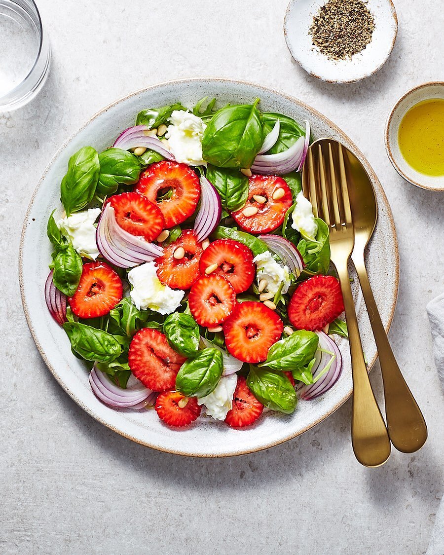 Strawberry salad with buffalo mozzarella, red onions &amp; basil 🍓🥗🍓 Be generous with olive oil and sprinkle salad with some pine nuts for crunchiness. Bon Appetit! :) #food&nbsp;#foodphotography #foodstyling&nbsp;#foodphotographer #fresh&nbsp;#fr