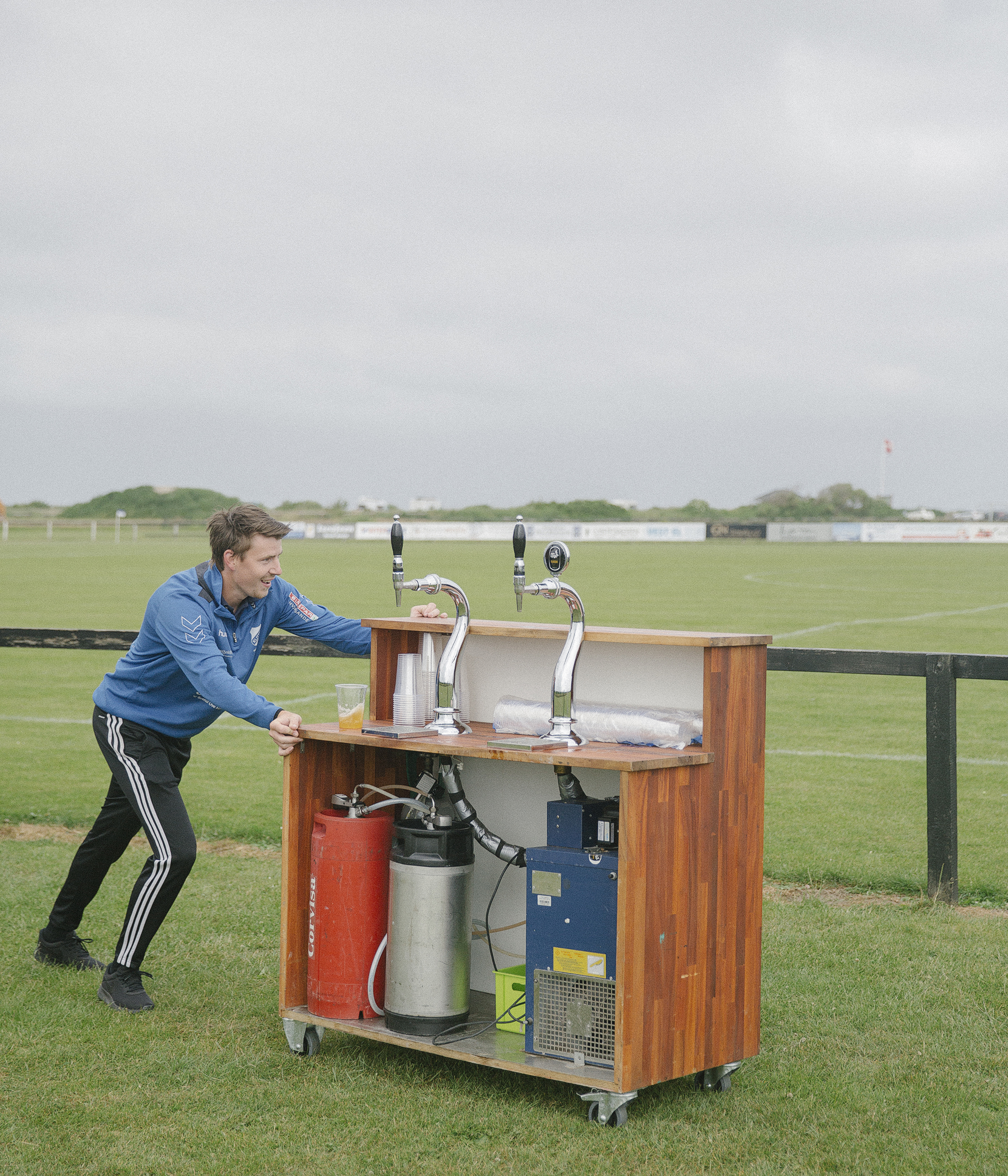 HVIDE SANDE. It’s the last home game of the season for the soccer club Klitten (The Dune). A local micro brewery has sponsored free beer during the match, but the boys are not that excited, since it is not the Tuborg they usually drink, but what the hell – it’s free, who can complain?