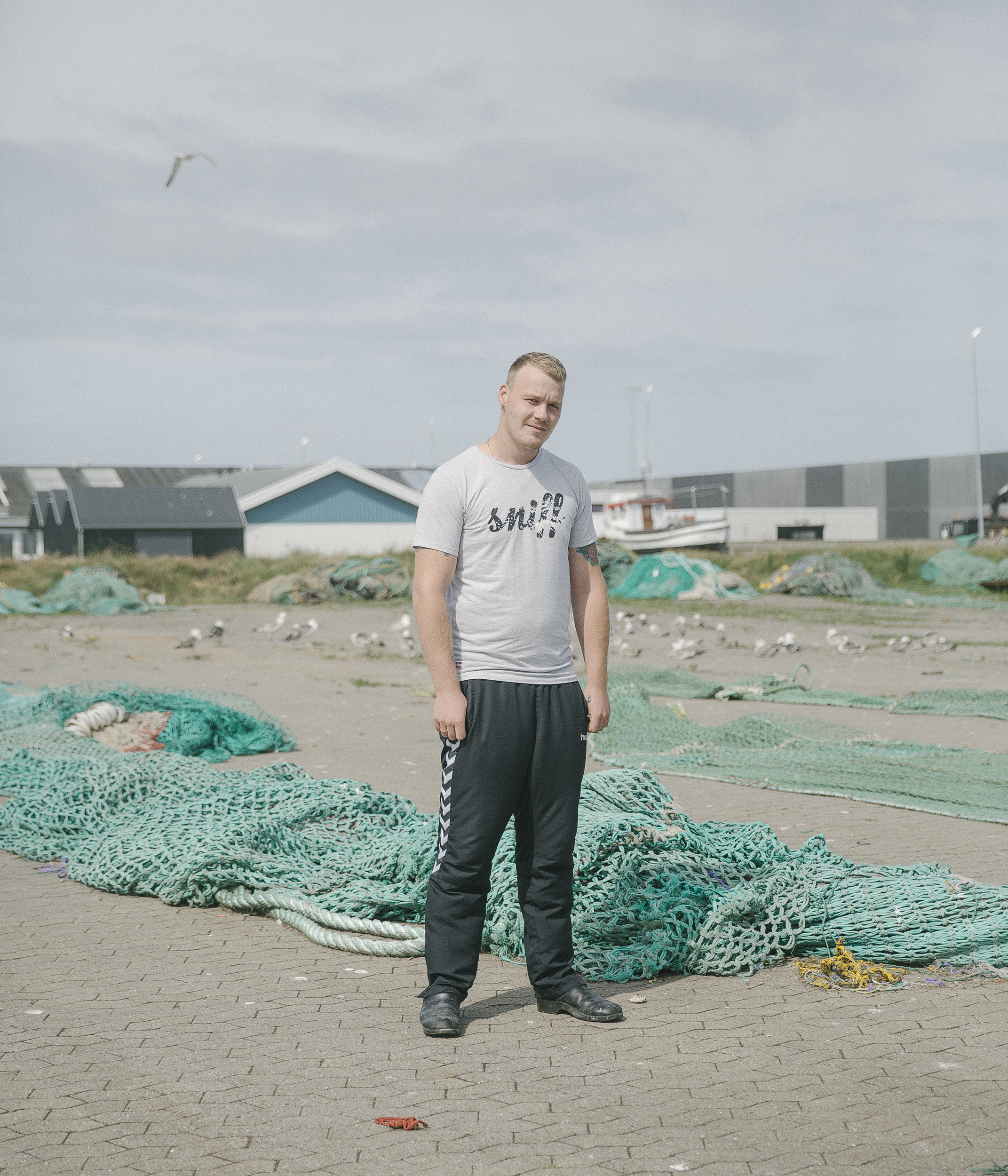 THYBORØN. Jeppe looks down at his clothes, »I look like a tourist«, he walks over to the car, where he finds a pair of blue overalls behind the driver’s seat. »If it continues like this, and they continue to cut fishing quotas, then we have to sell. The ones that decide the cuts in the quotas don’t understand. I’m out there every day«, he says.