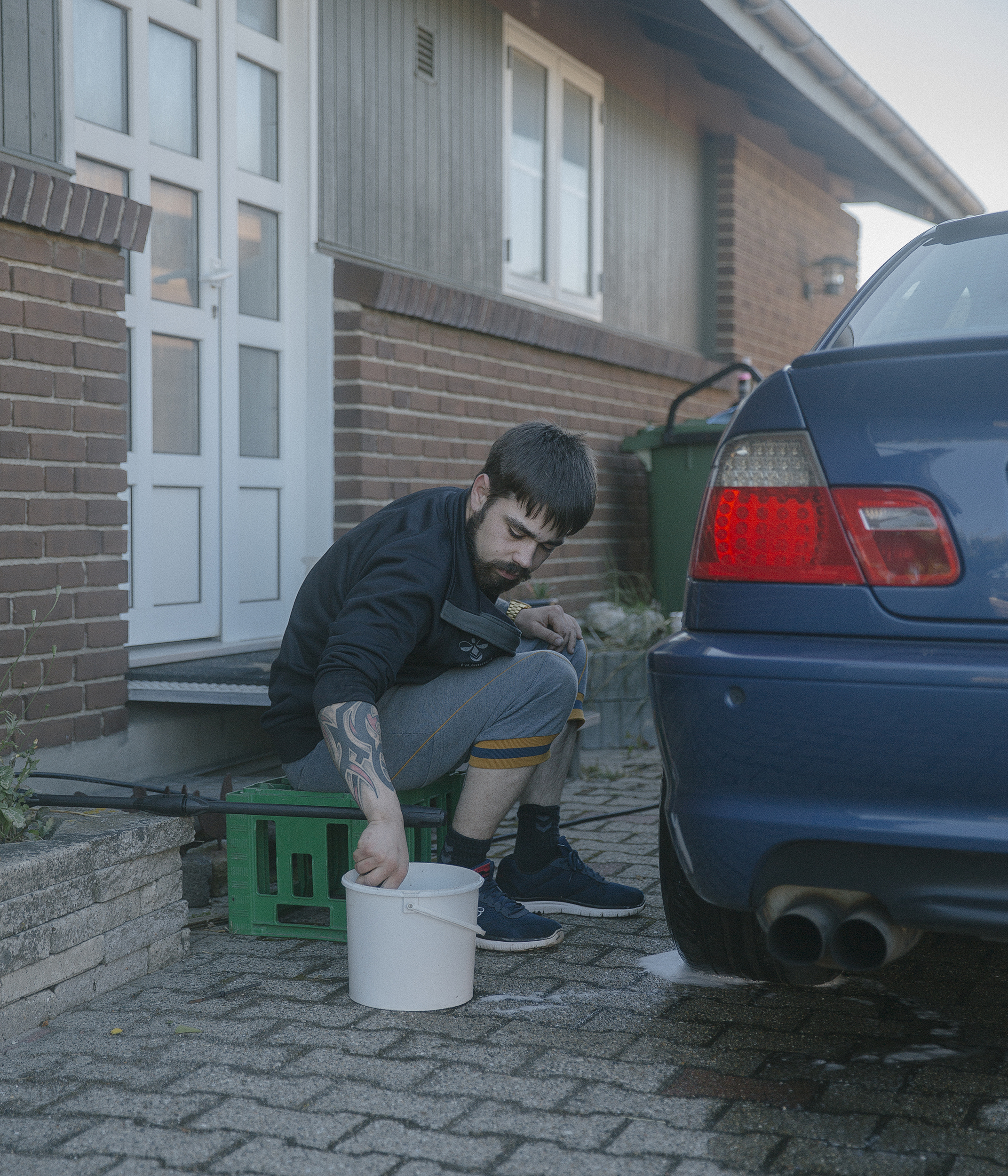 THYBORØN. Twenty-four-year-old Anders Rytter doesn’t have a girlfriend right now. Then again, his dearest possession is a blue BMW, which can barely pass the speed bumps in the village. Anders has the BMW logo tattooed on this calf and when he earns money he spends it on the car. He and the car have been a couple for almost two years.