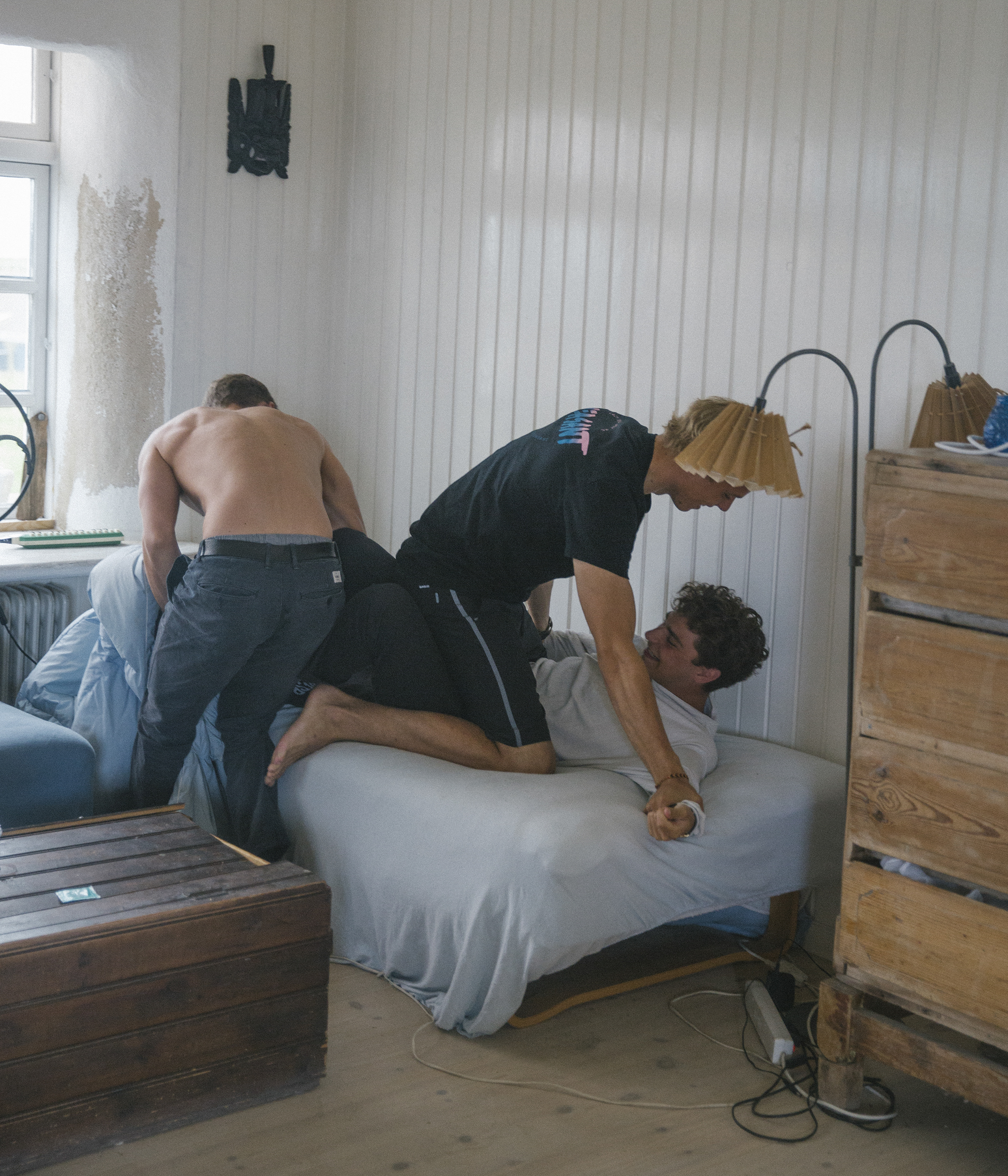KLITMØLLER. Blond Oliver Hartkopp has the upper hand over his friend Kristian Kofoed in the house where a group of young surfers live together. They are both from the eastern island of Zealand, but Hartkopp moved to Klitmøller to stay there for good. At least for now. He won the Danish Surf Tour 2015 and dreams of making a living from surfing.