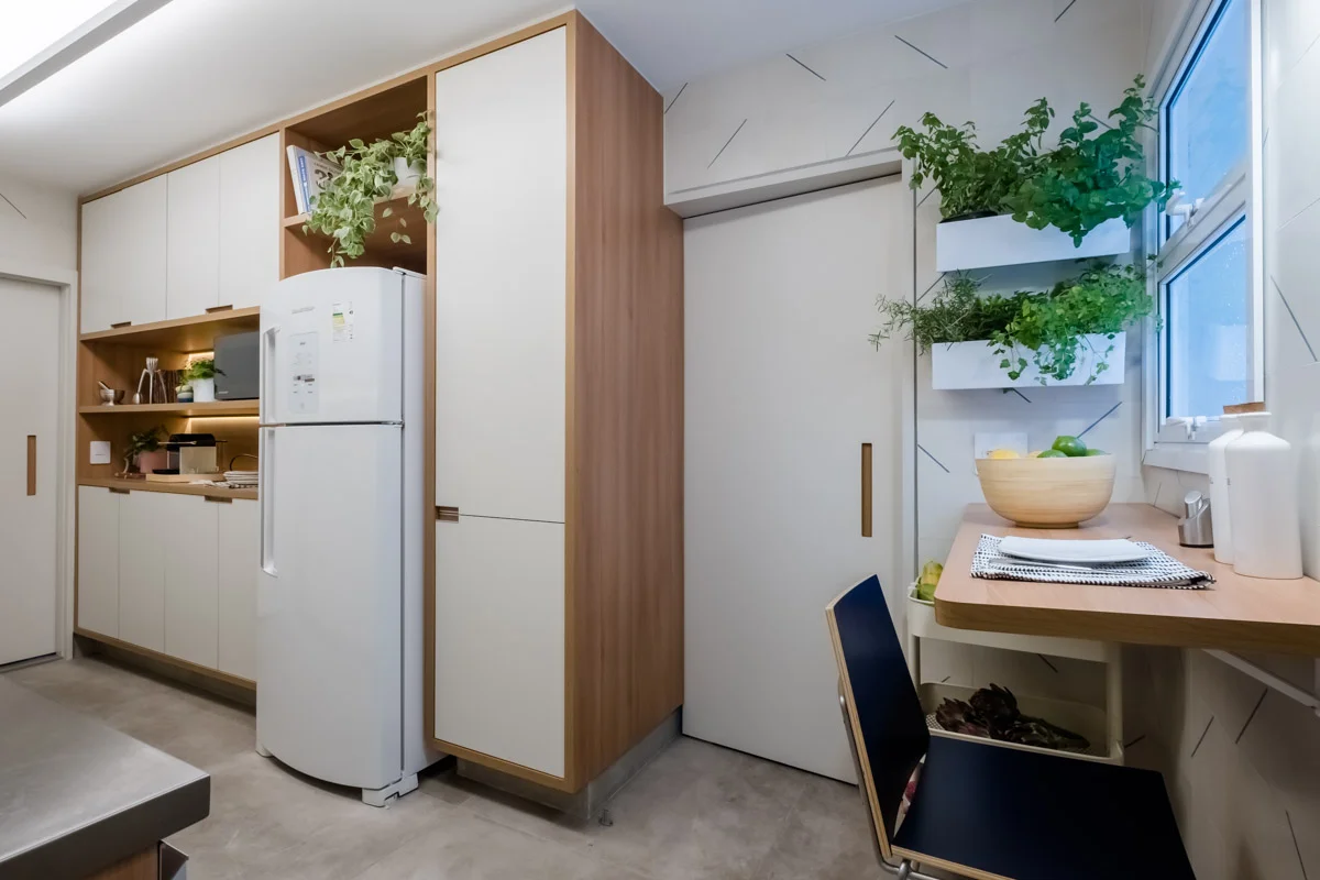 macroarq_arquitetura_interiores_projeto_reforma_apartamento_sao_paulo_cozinha_compacta_armario_de_cozinha_branco_e_madeira_cozinha_e_lavanderia_porta_com_cava.jpg