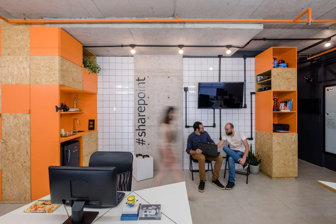 macroarq_arquitetura_interiores_projeto_corporativo_sao_paulo_startup_marcenaria_osb_cru_preto_laranja_concreto_azulejo_modular_lousa_de_vidro_luminaria_03.jpg