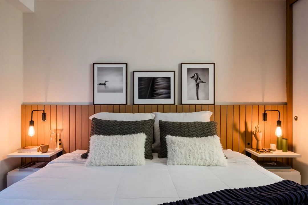 macroarq_arquitetura_interiores_projeto_reforma_apartamento_sao_paulo_suite_marcenaria_branca_cabeceira_de_madeira_luminarias.jpg