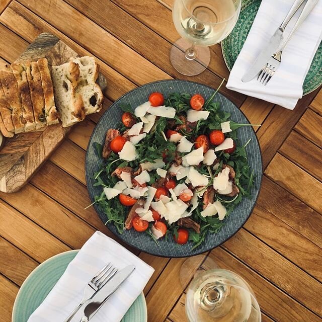 Sometimes leftovers are better than the main event!!! @rubyandwhitewholesale bbq skirt steak, @isleofwighttomatoes, rocket and parmesan with @bertinetbakery rosemary focaccia -a heavenly combo that took about 5 mins to assemble! Hope everyone else is