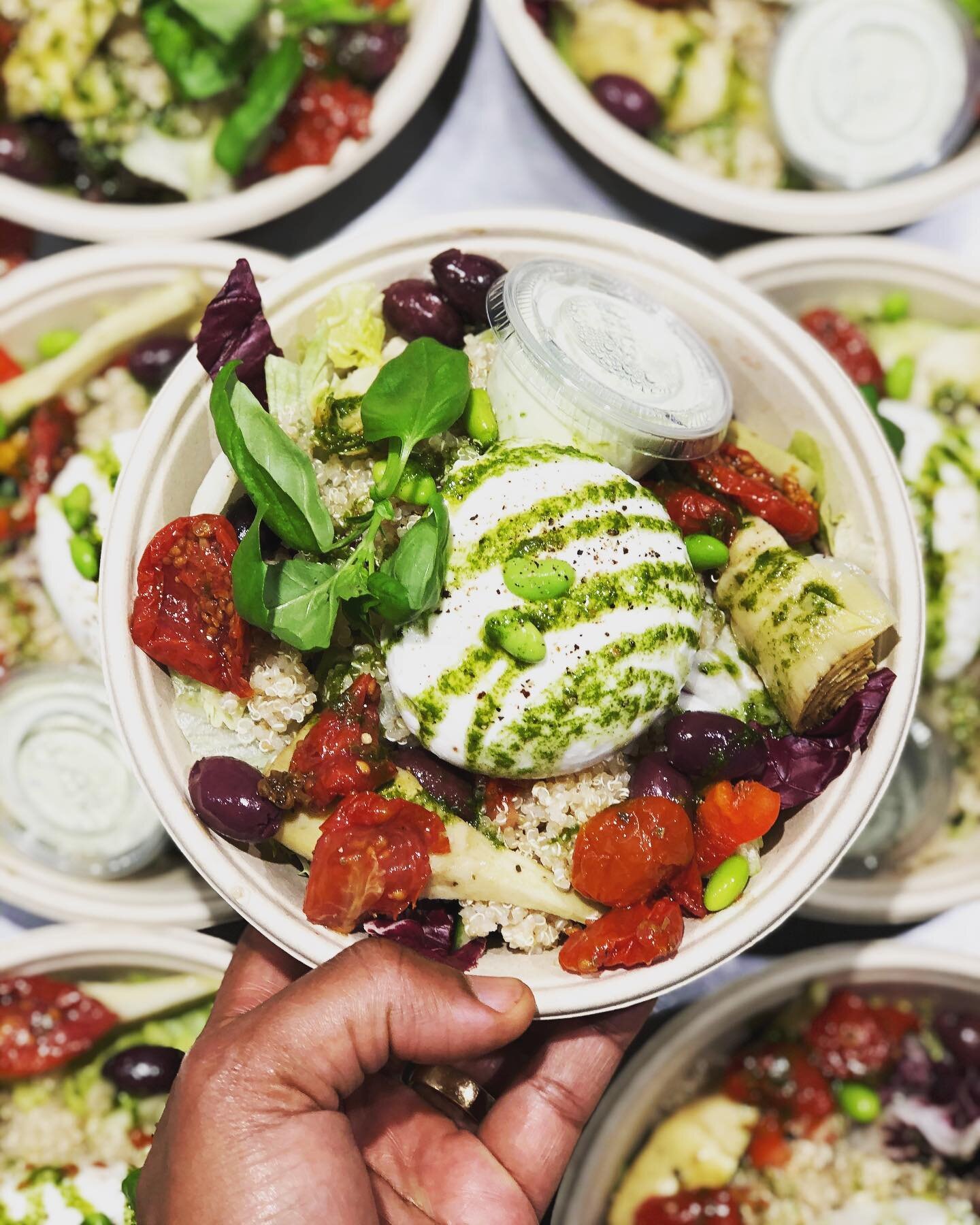 V&aring;r goda sallad med buffellmozzarella, kron&auml;rtskockor &amp; oliver 🥙 Bra lunch! #fiestadeli