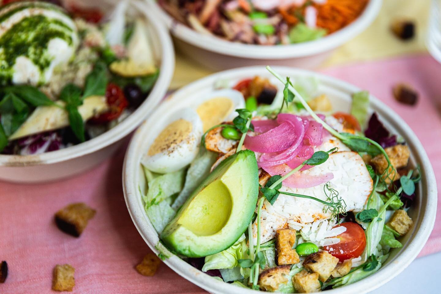 Snart &auml;r det lunchdags! Hos oss hittar du perfekta luncher f&ouml;r take-away 🥙🥗 #fiestadeli #takeawayfood #saladsofinstagram