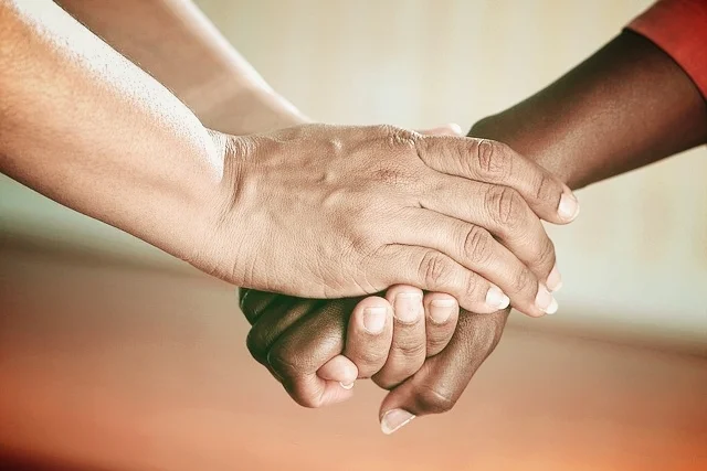 clasped-hands-541849_640.jpg