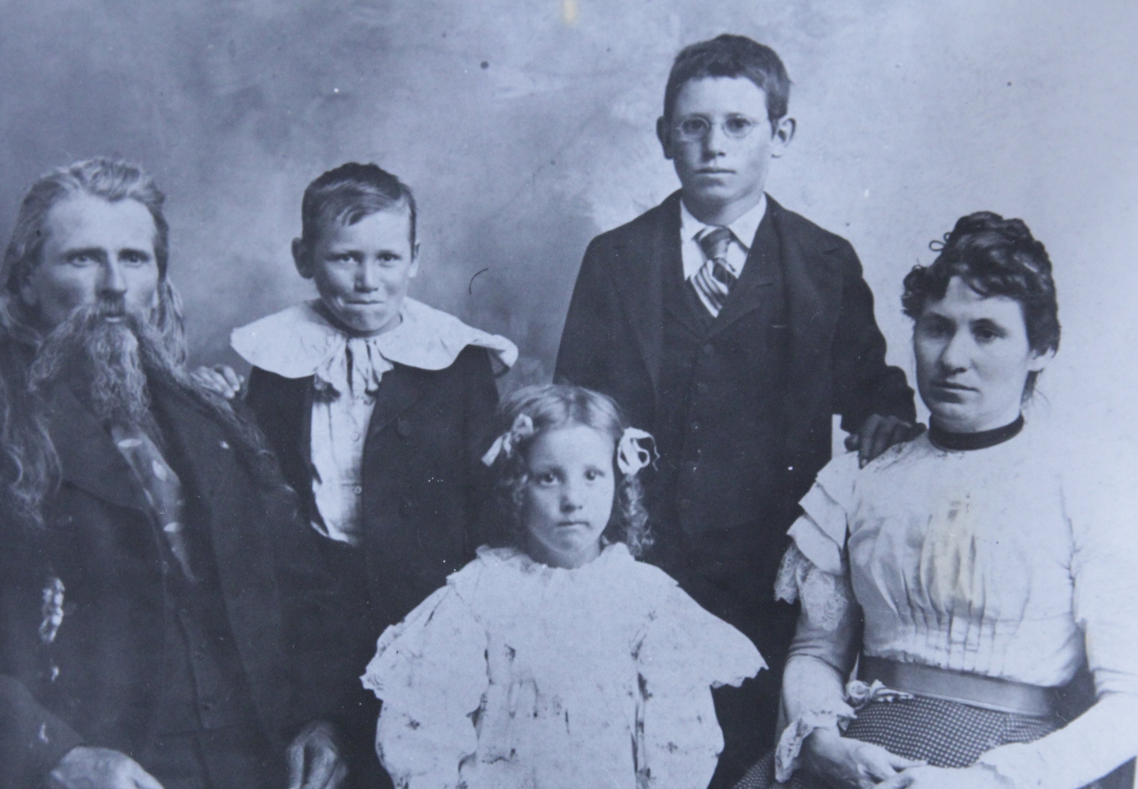 Doc Middleton & family, 1899. L-R: Doc, Joseph, Ruth, David, Rene
