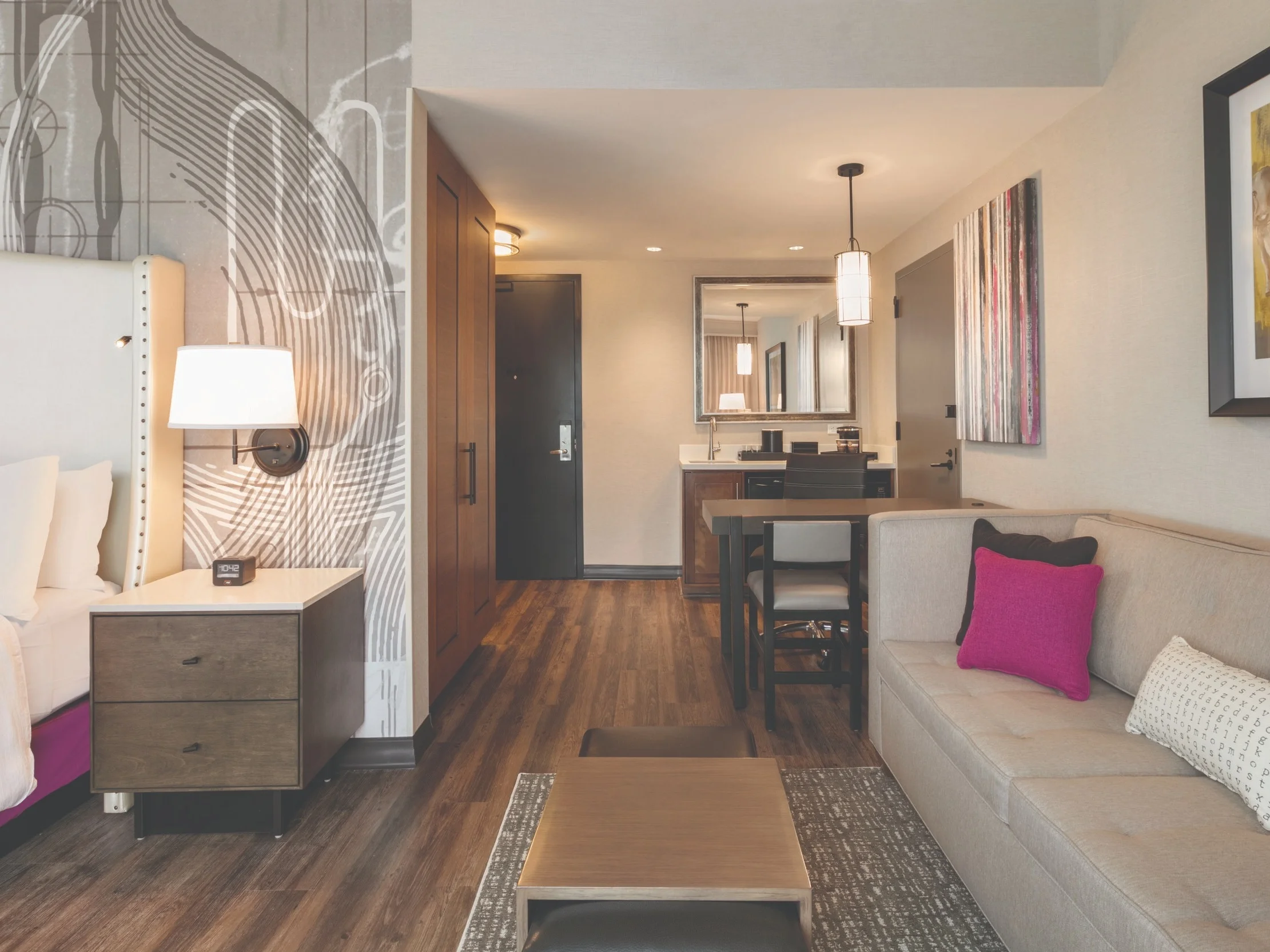 EWRBE_1_King_Bed_1_Room_Studio_Suite_01.jpg