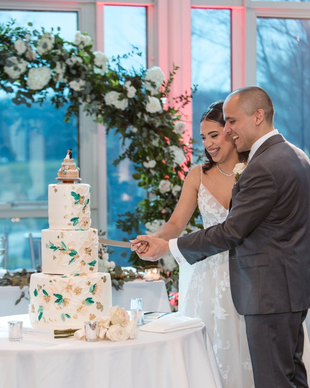 Sweet beginnings and even sweeter moments at American Beauty Events. 🍰 
Photography: @photosbydarlenys
Hair &amp; Makeup: @beautybyvanessaa_
DJ &amp; Entertainment: @xtremeeventsent
Videographer: @sinatra.films