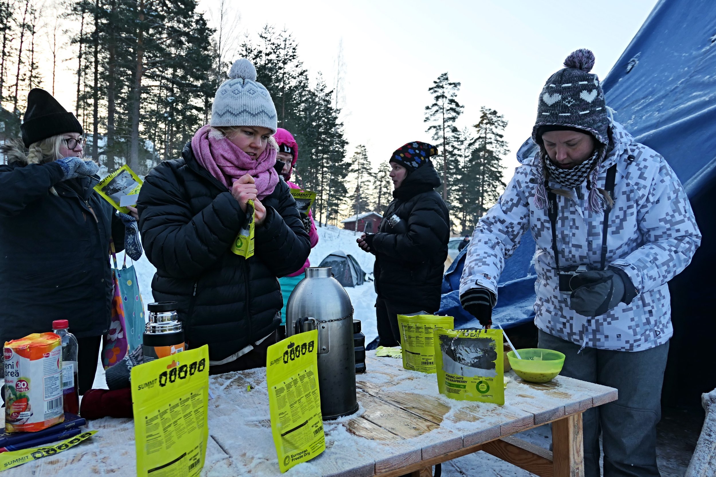 Aamu kokosi myös Suomen Erätaito ry:n vieraina olleet bloggarit aamupalalle. Hawu-teltoissa viettyn lämpimän yön jälkeen maistui Summit to Eatin marjoilla höystetty aamupuuro.