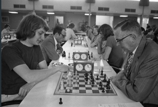 If 21-year-old Kasparov and 21- year-old Magnus were to play chess, who  would win? - Quora