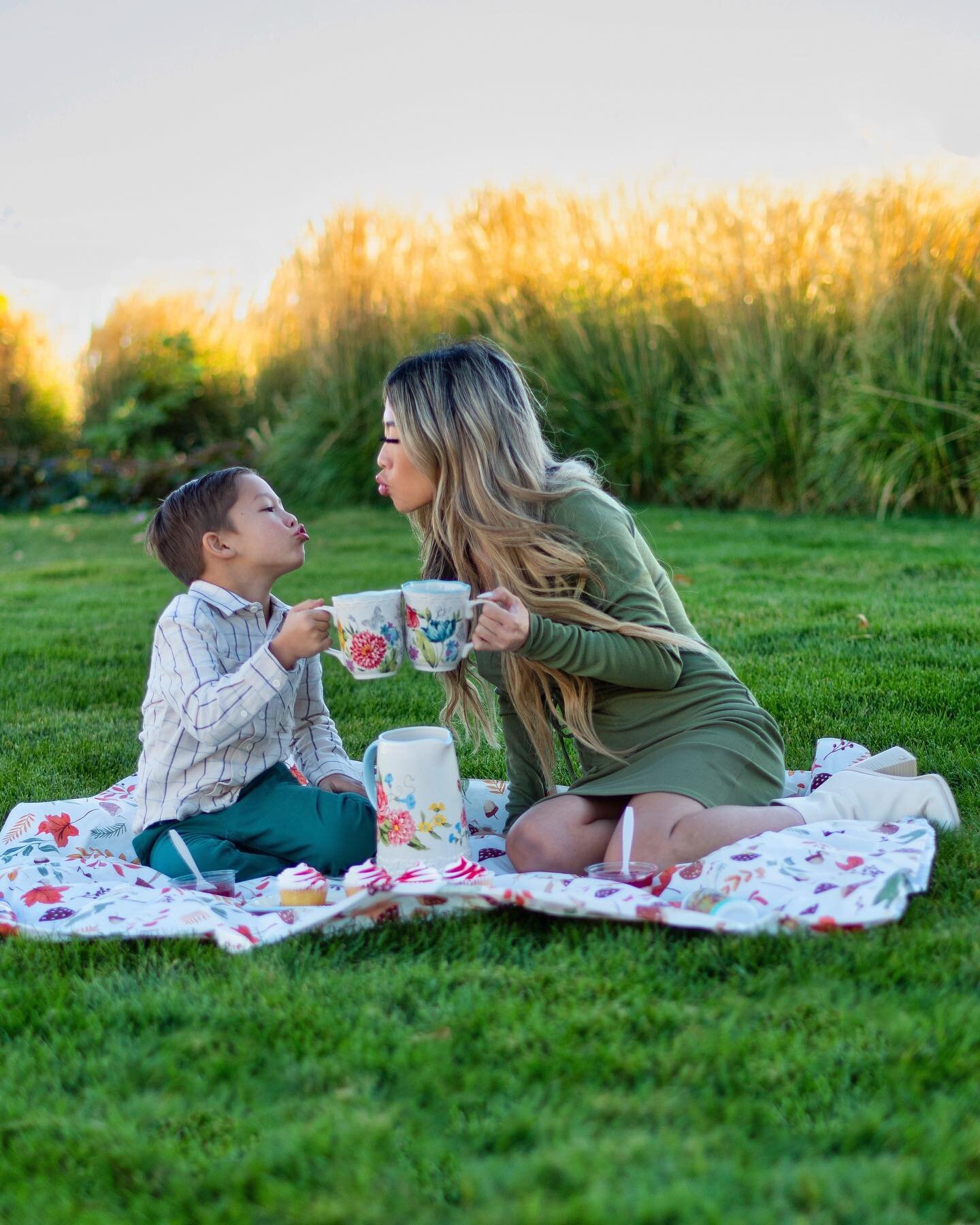 Tea for two 🫖 #walmartpartner ⁣
⁣
Eero and I had the most delicious tea party together with all of the new and trending grocery items from @walmart online grocery service 🛒⁣
⁣
We munched on sweet Marketside treats and spilled some tea ☺️⁣
⁣
#Walmar