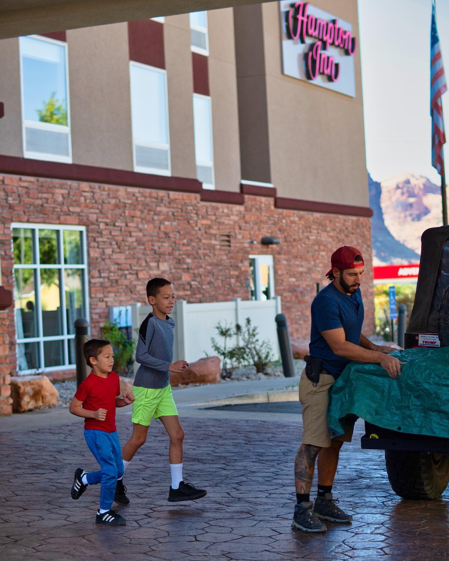 MOAB 🫶🏻
⁣
We stayed at @hamptonbyhiltonmoab which is only 5 minutes from @archesnps and 35 minutes from Dead Horse State Park ⁣
⁣
Their breakfast was the best ever 🧇 from their famous waffles to delicious array ☕️🍳🥣it was the perfect way to star