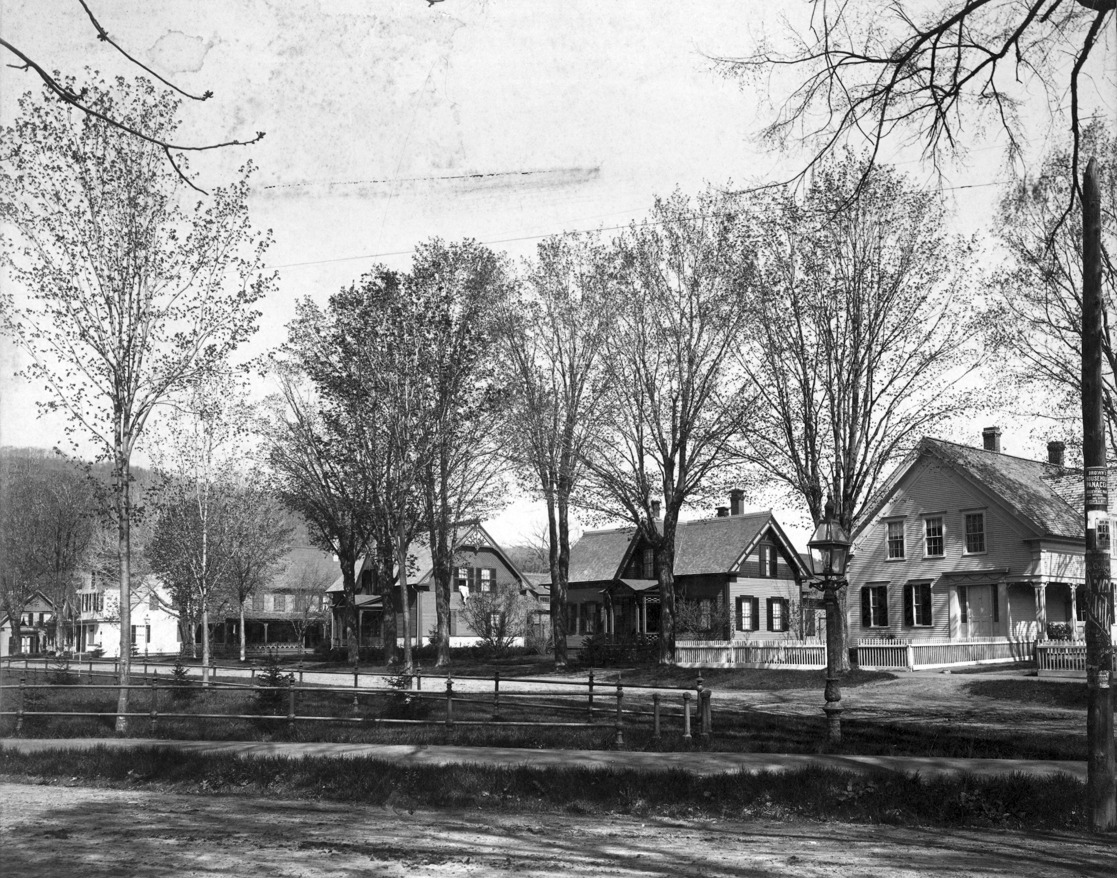 In addition to moving the shop, another change was putting up a fence around the park in 1883. This fence was of the same pattern as the fence around the Green.
