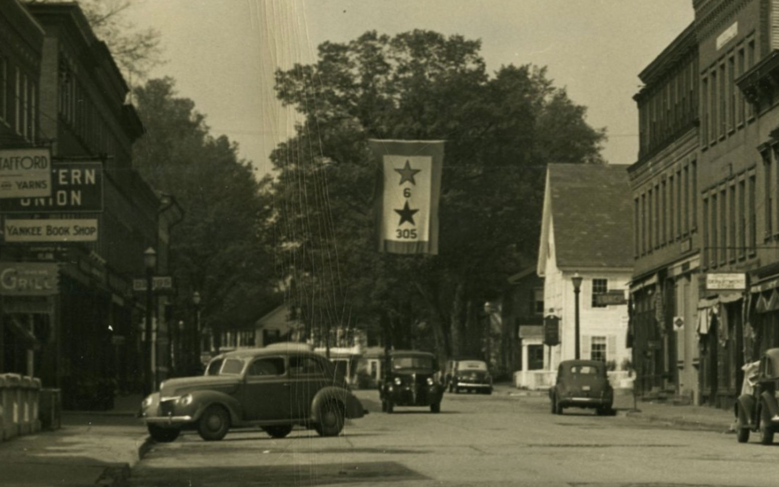 The top gold star showed that six local men had lost their lives at this point in the conflict, while the lower blue star indicated that 305 local people were actively enlisted in the war effort.