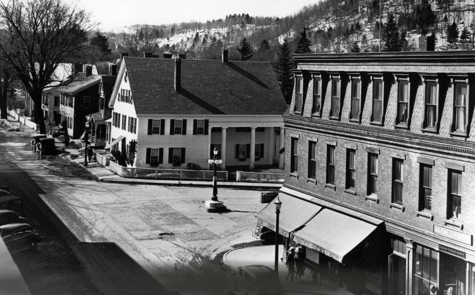 Further down the street, one can see the pillared White Cupboard Inn. In 1934, the owners of this Inn opened one of the first ski tows in America on Gilbert's Hill.