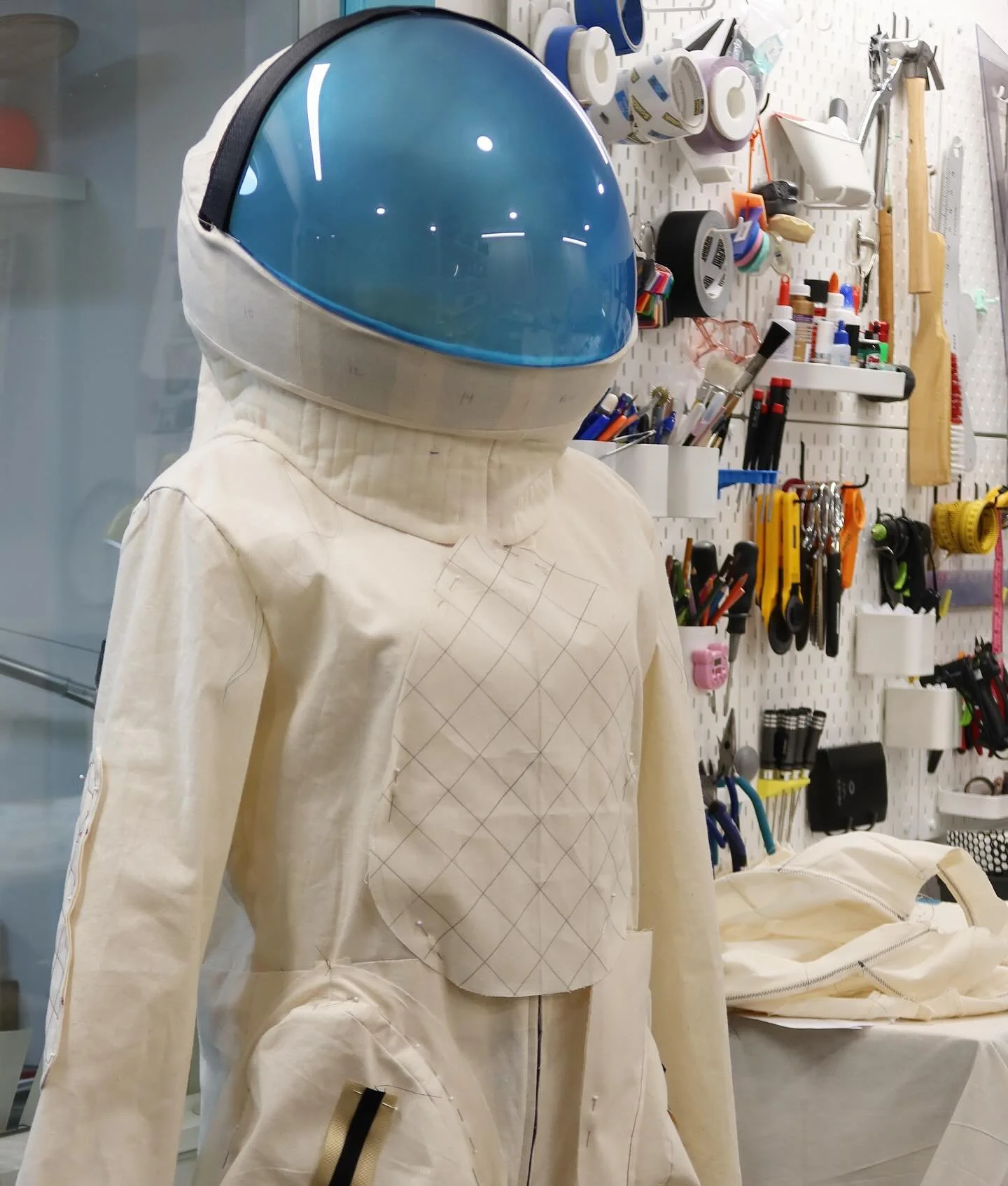 I just put the visor on temporarily so I can see the full shape better and I’m liking it so far! Still a lot to figure out, but it’s definitely getting spacesuity.