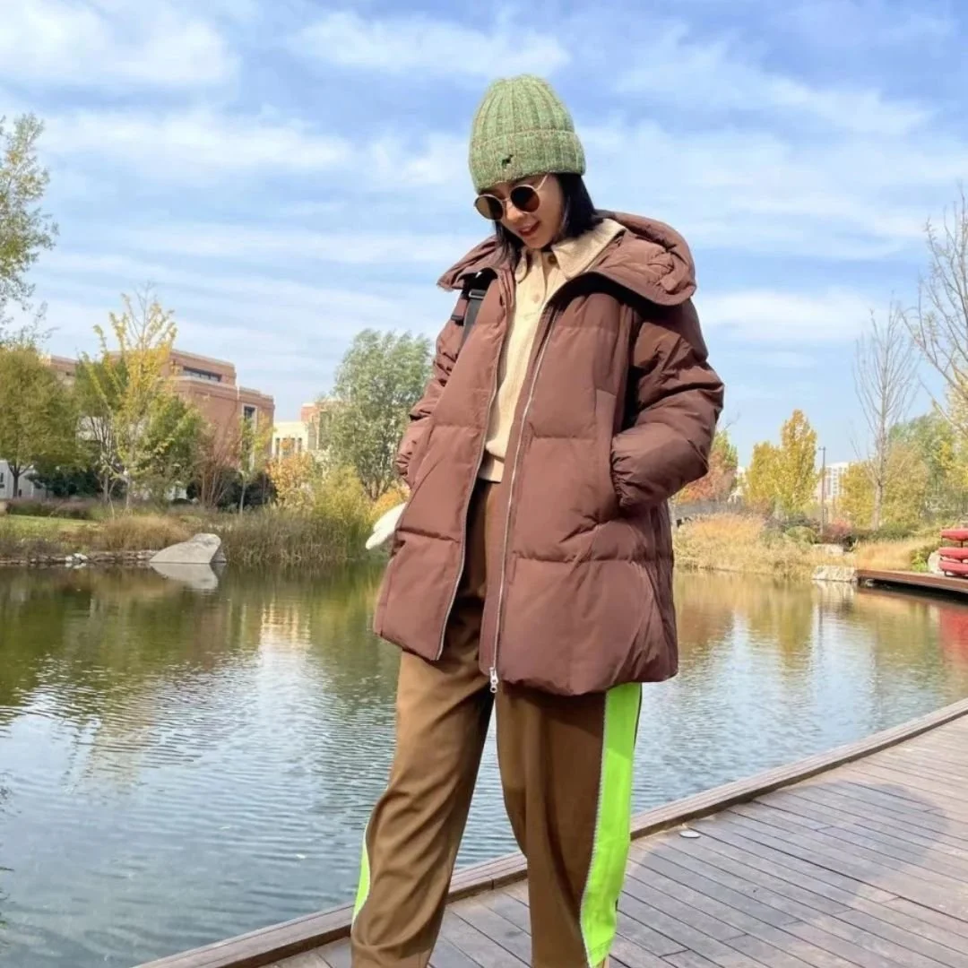Experience winter sophistication in our Mid-length Down Jacket with a chic Large Hat design! 🌟 The distinctive oversized hat paired with a relaxed silhouette effortlessly brings a blend of casual and comfortable vibes. Featuring convenient pockets f