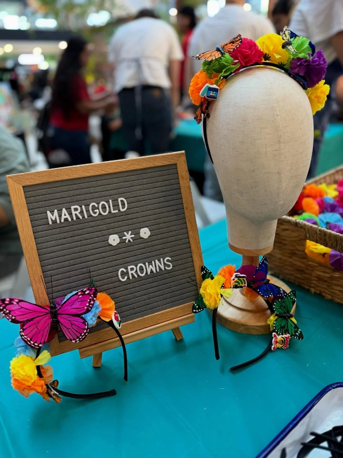 Flower crowns, bright smiles, and beautiful culture! 🌼💗 Thank you for helping us celebrate Hispanic Heritage Month in full bloom! And special thanks to @room3events and @shopsatsantaanita for making us a part of your beautiful event!

#HispanicHeri