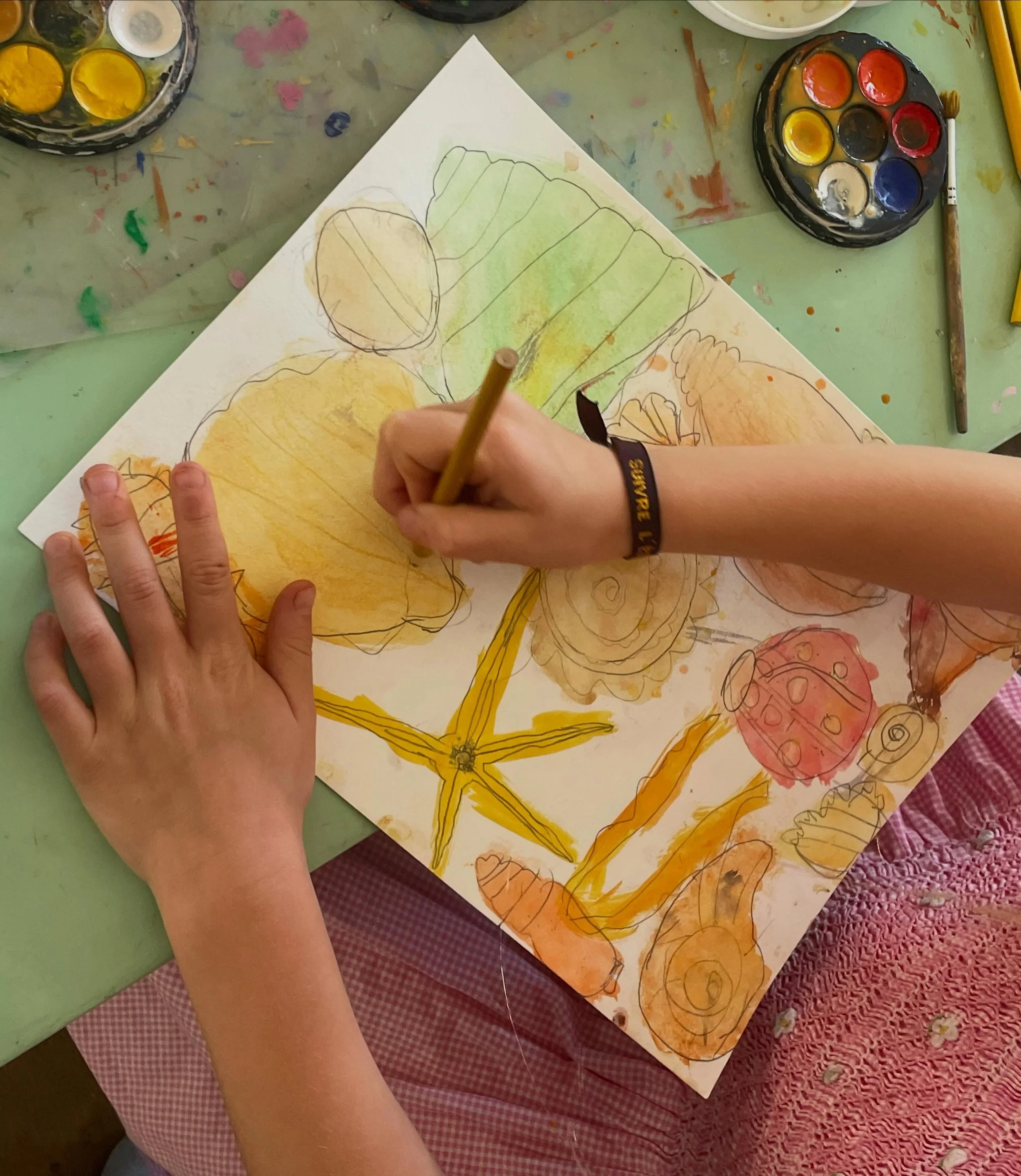 She sells seashells 🐚💛 

A very beachy, summery masterpiece by Grace, age 7