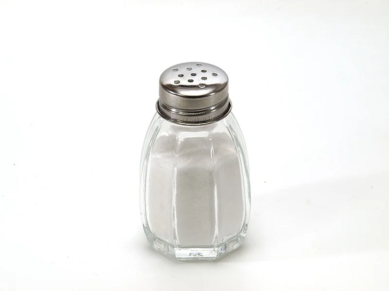 800px-Salt_shaker_on_white_background.jpg