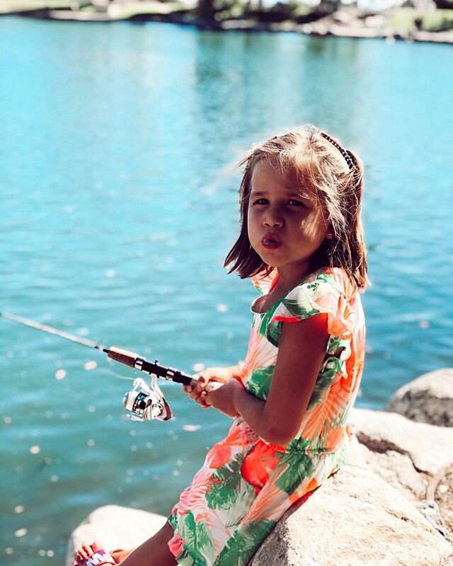 Not even 5 min and she already caught a fish 🐠 
These kids had fun fishing with Dad 💙and of course it turns into a competition of who can catch the most... Swipe to see who won! 😜 #ktlatalktous #saturdayvibes