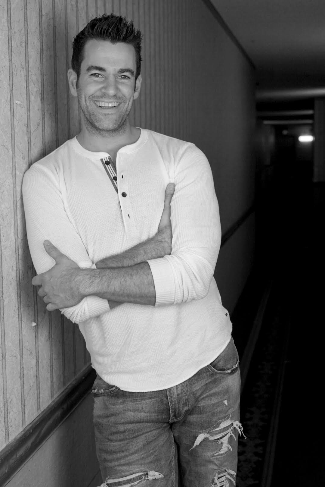 Jeff Civillico is a Las Vegas Headliner, TV Host Personality, and Philanthropist. He has been a Las Vegas Headliner with Caesars Entertainment for 6 years, having performed 1000+ shows at The LINQ, The Flamingo, and now at The Paris Hotel & Casino. Jeff is the Founder & Chairman of Win-Win Entertainment, a 501c3 national nonprofit based in Las Vegas that creates opportunities for professional performers to share their time and talent with children in need. In this episode Jeff and I discuss: * Never knowing what day it is * Feeling like you might forget how to perform * Anxiety for no reason * If performance is more mental or physical * Why you need to have multiple revenue streams as an entertainer * Don’t put all your eggs in one agency * Jeff’s family of doctors, lawyers and scientists * showBUSINESS * Jeff is in shape * Performing is the only job he has ever had * Sometimes deals don’t work out * How do you know what to focus on * Physical injury took him offstage unexpectedly * Dealing with Shady characters * Launching a Charity to help others … and always moving forward Connect with Jeff @jeffcivillico on social media and at www.jeffcivillico.com Also be sure to check out his non profit @winwincharity or www.winwinentertainment.org Huge thank you to all the producers for sponsoring the show. Love the show? For as little as $1 a month you can BECOME A PRODUCER Live Show Tickets and info at Taylorhughes.com/live