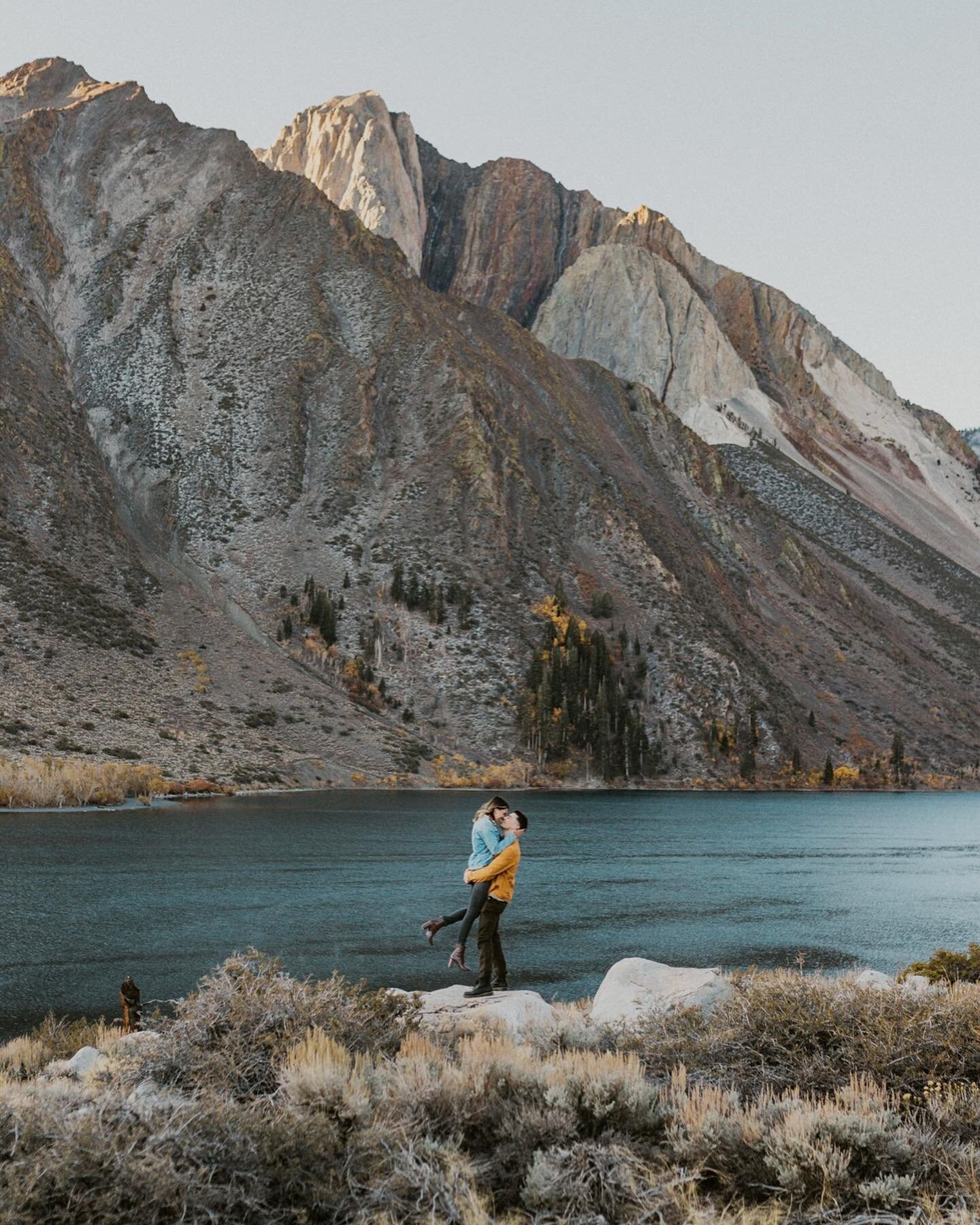 This dreamy sunrise session in Mammoth Lakes is officially on the blog! Link in bio to see more of this beautiful adventurous morning with this amazing couple ✨⛰️