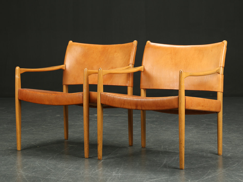 Les deux fauteuils ont été vendus 2 100 euros en 2015 par Lauritz.