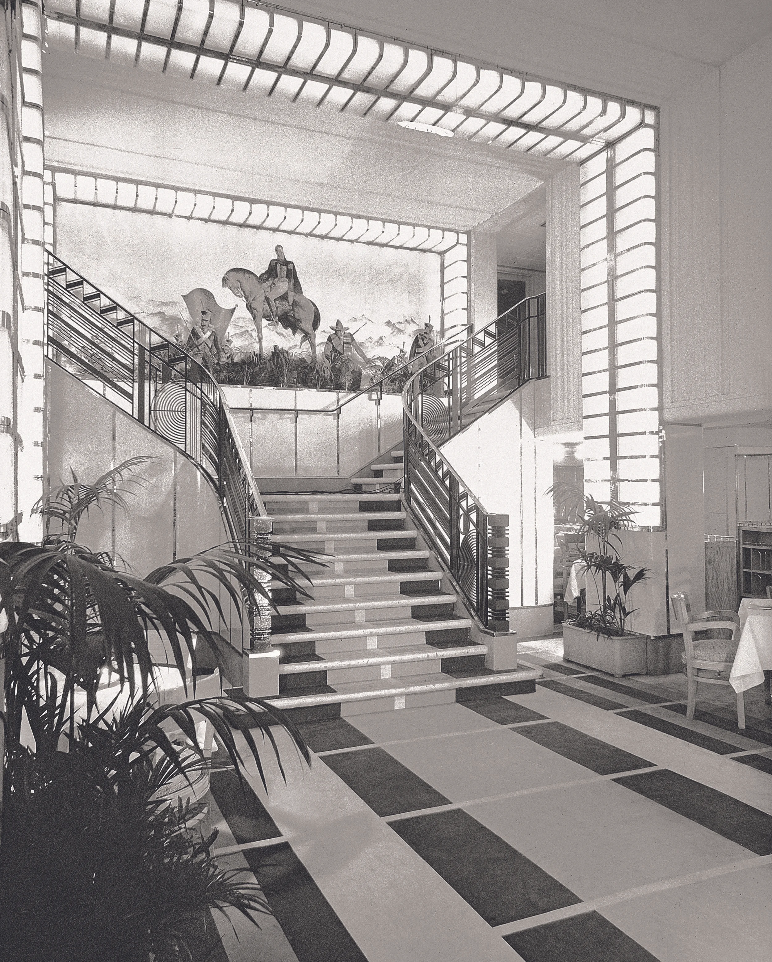 Paquebot Colombie, 1931. Grand escalier à double révolution dans la salle à manger –French Lines