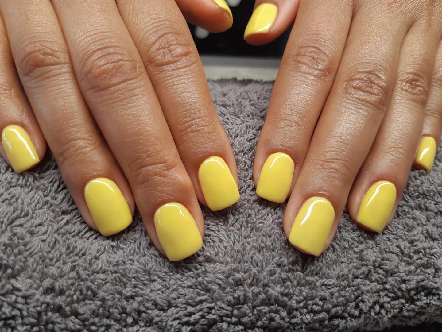 Twinning with the ☀️ 

#yellow #yellownails #gelnails #manicure