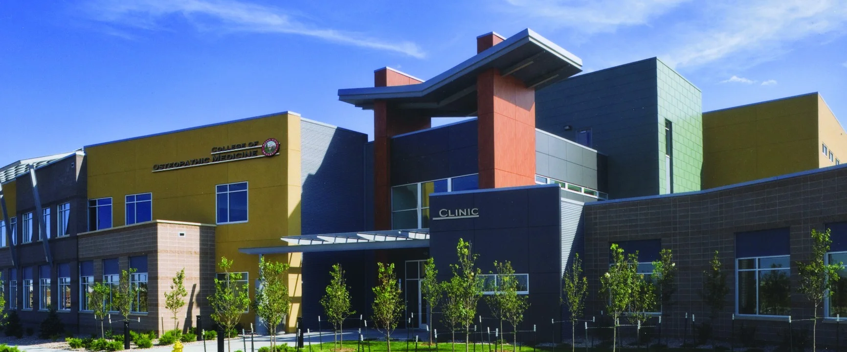 Rocky-Vista-University-front-with-Sign-and-Clinic-2013-e1438174618978.jpg