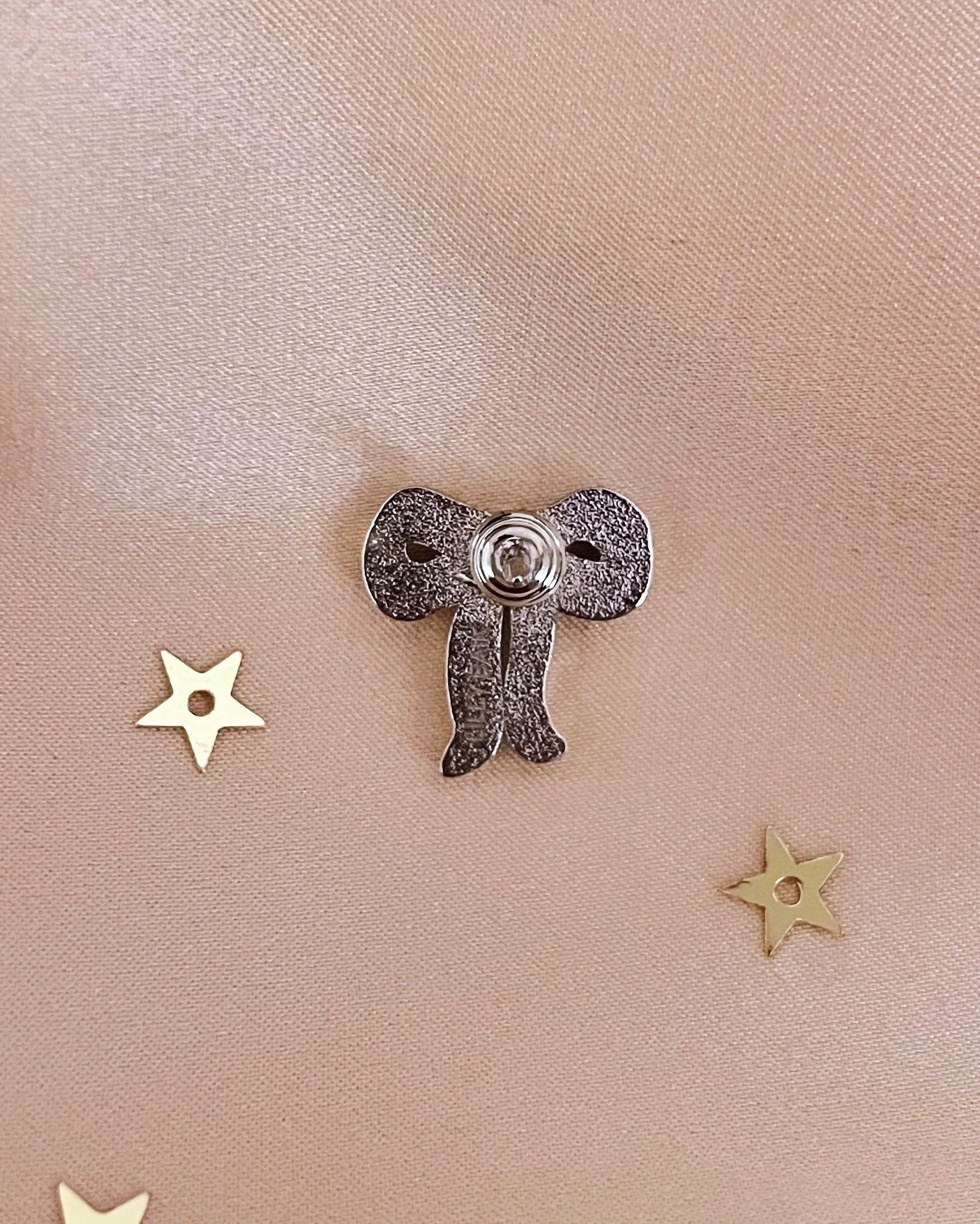 reverie mini metallic bow pin (silver) by lilly baik.