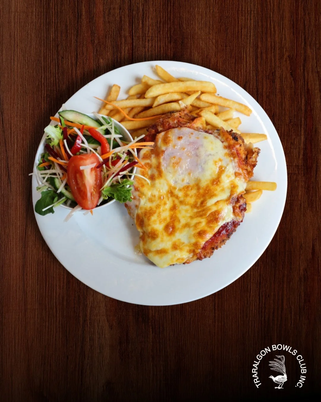 🤤 CHICKEN PARMA
Our chicken parmigiana is house-crumbed and topped with the classic combination of napoli sauce, sliced ham and tasty cheese and served with your choice of two sides; chips, salad or vegetables. Available as both as a mini main $19 a