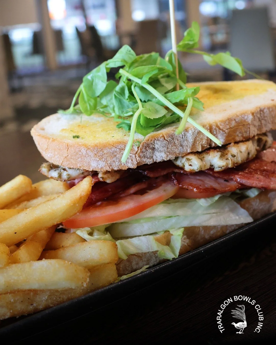 🤤CHICKEN BLT
Introducing our new Chicken BLT, it looks impressive and tastes even better. Grilled marinated chicken on toasted sourdough with crispy bacon, lettuce, tomato and mayonnaise, served with chips.
