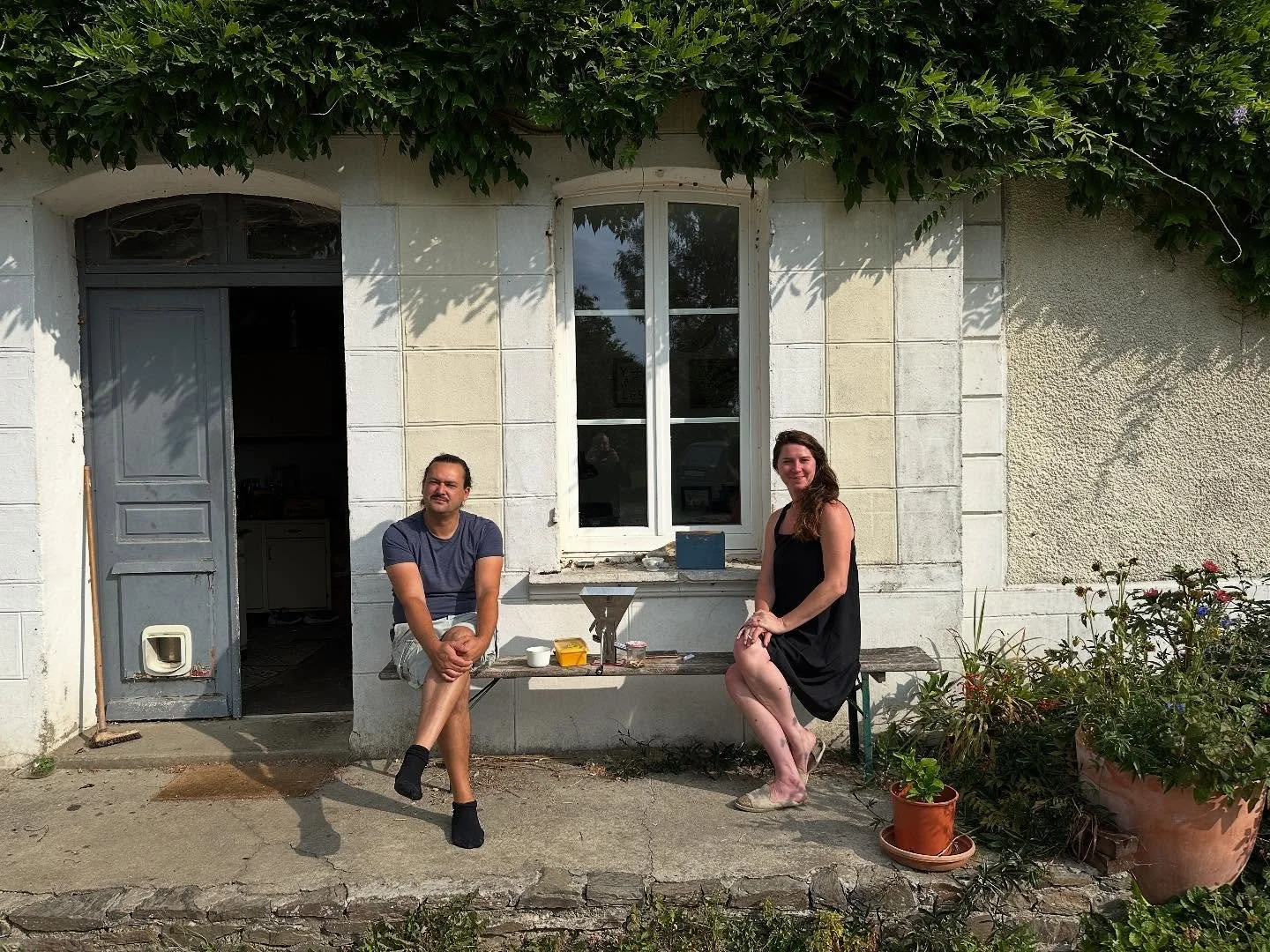 Escapade in Normandy to visit Georgina, Julien and their daughter Mia in their domain, an old farm in Couvains. Beside the main building, two majectic barns (one turned into a m Salle &agrave; Manger), and a  former bakery that would make a perfect r