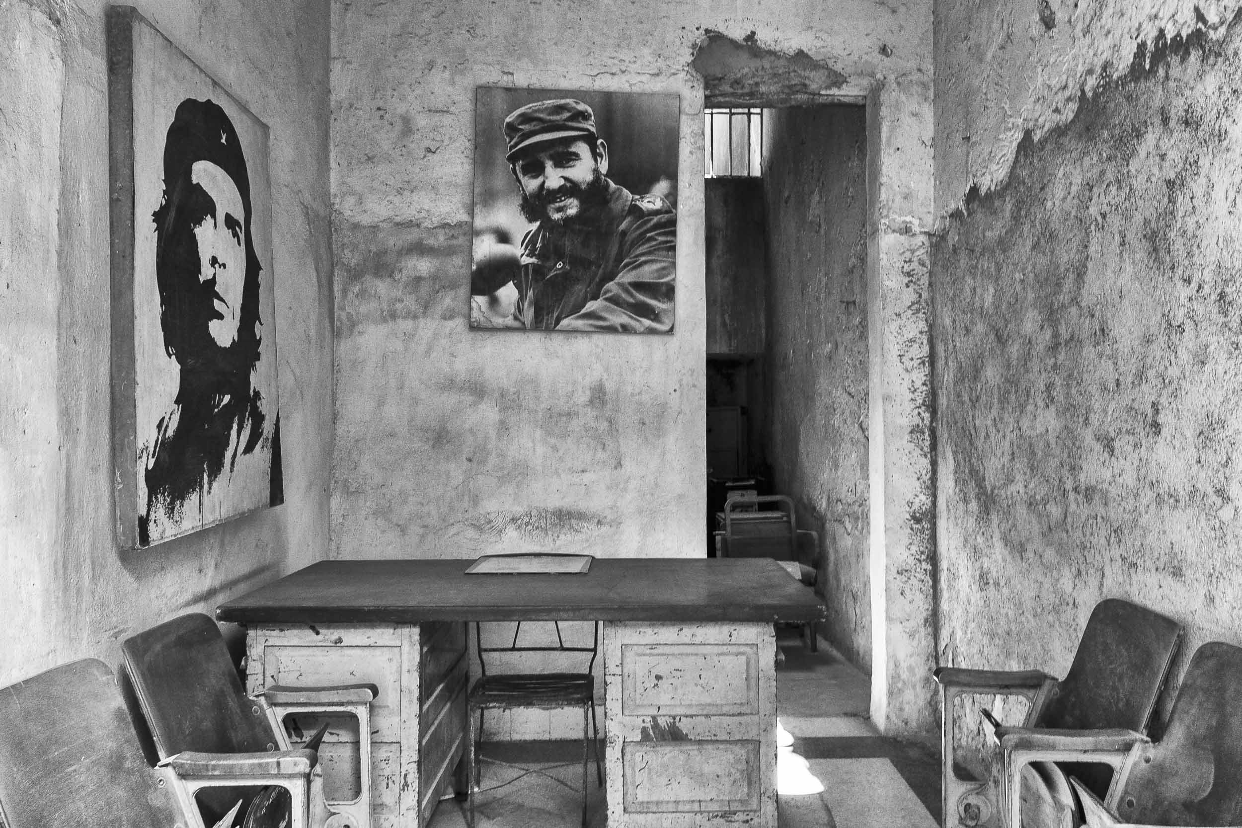 Fidel and Che, Waiting Room for an Unknown Facility, Havana