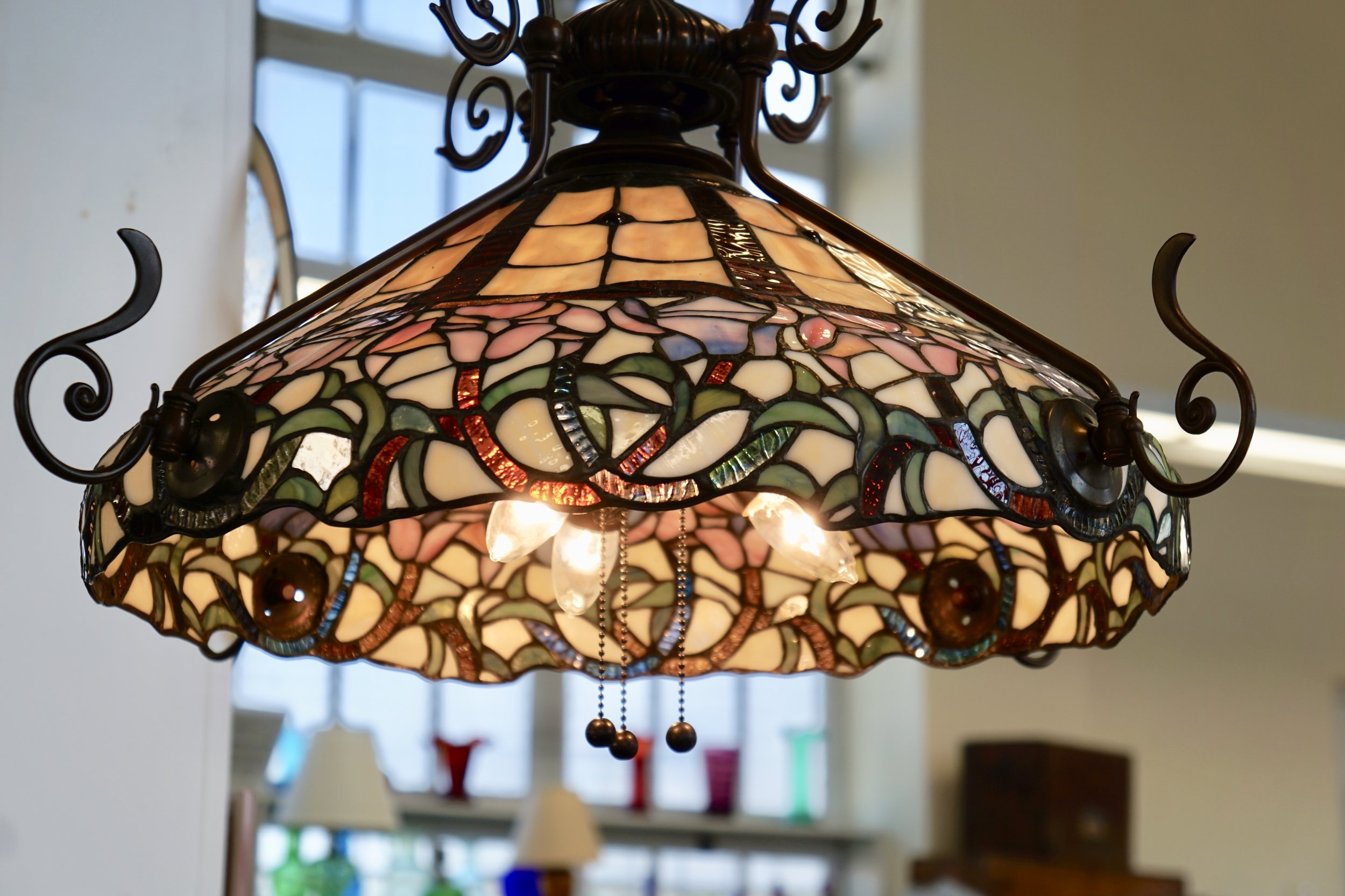 A photo of a stained glass lamp.