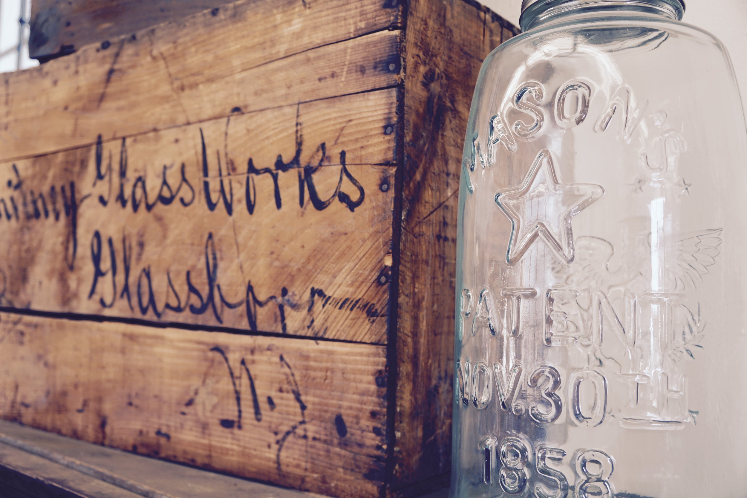 A photo of an antique box used to transport bottles. 