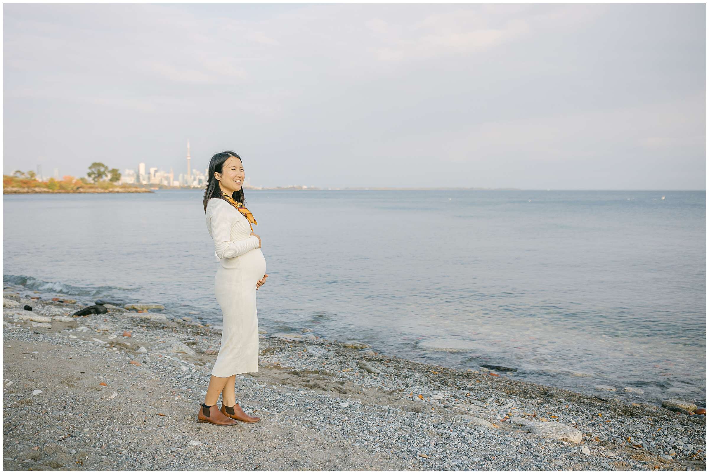 maternity-portrait-modern-natural-beach