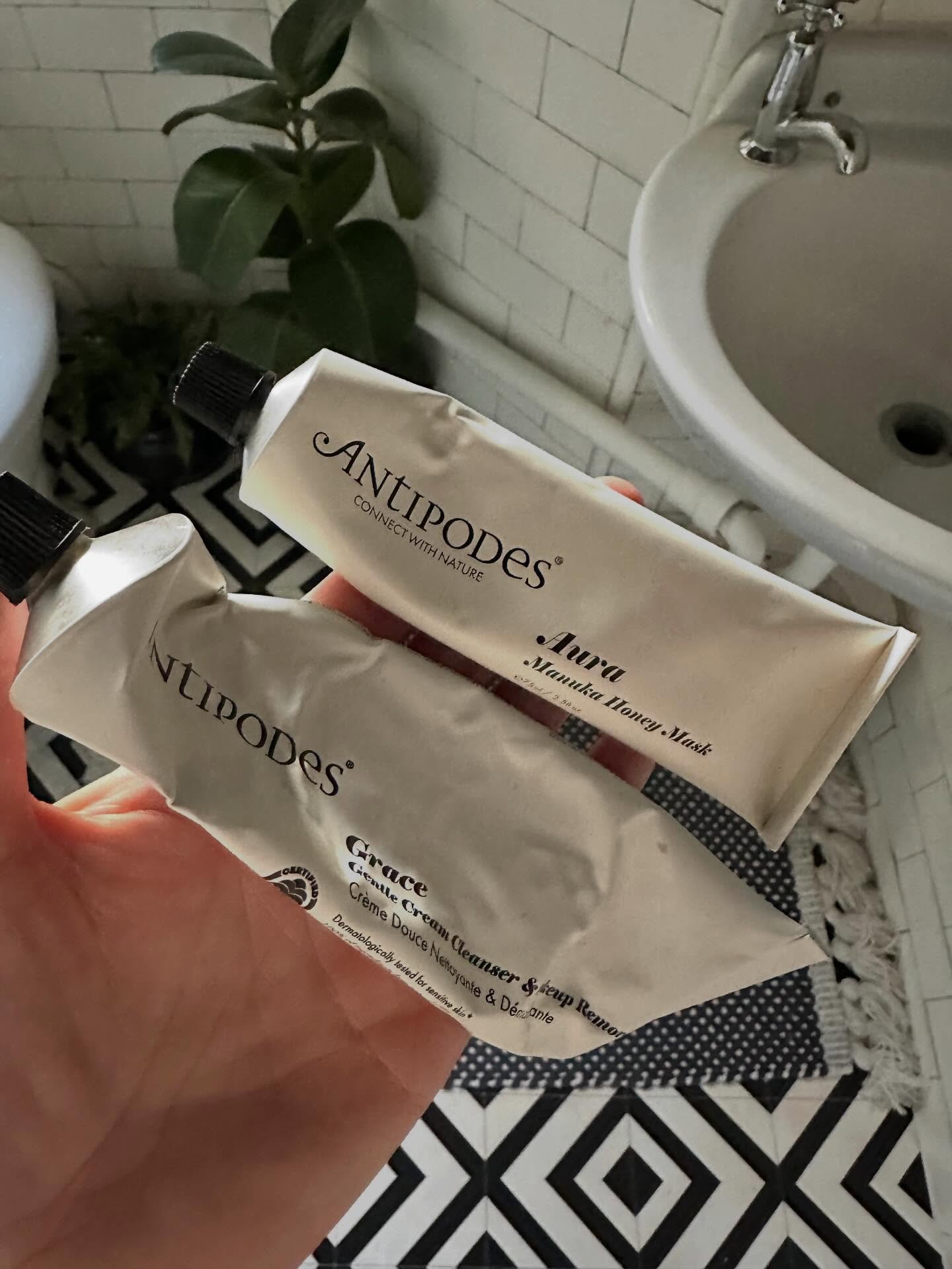 MENO MOMENT! Guess which one of these I have been using as a mask for the past several weeks? 

Hint: it&rsquo;s not the Mask🤦🏻&zwj;♀️

@antipodesskincare can I make a plea for a meno-friendly addition to this packaging? 😆 

Come on&hellip; tell m